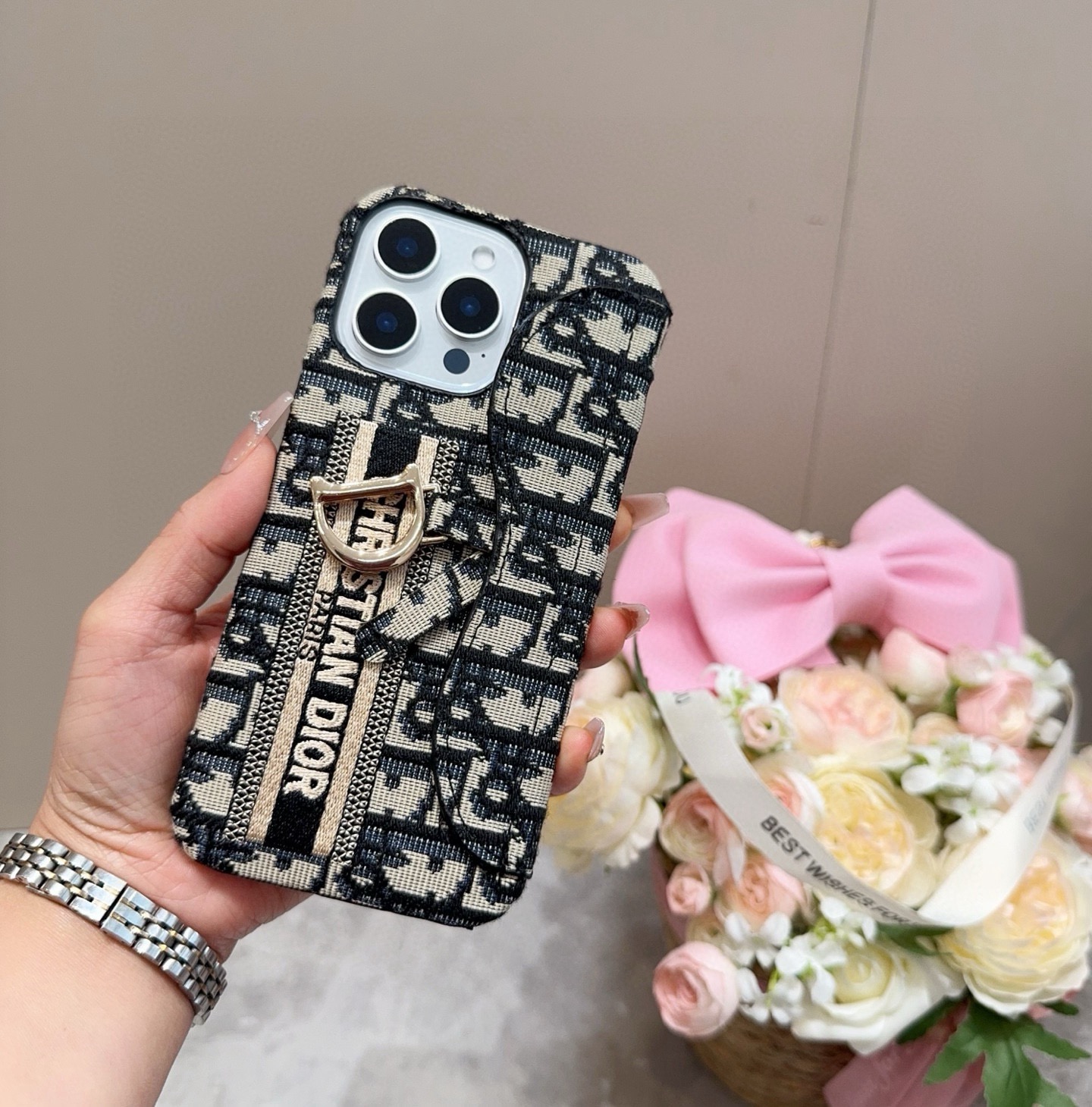 ✨✨iPhone16型号已更新Dior刺绣布艺刺绣卡包手机壳型号：为了不出现报错型号，请打开本机查看手机