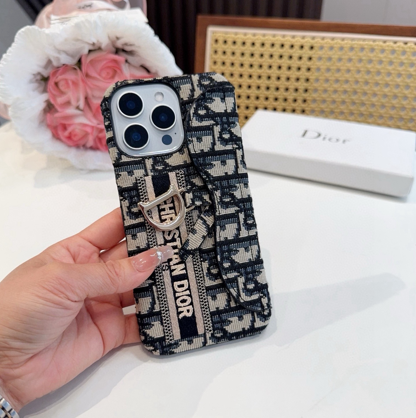 ✨✨iPhone16型号已更新Dior刺绣布艺刺绣卡包手机壳型号：为了不出现报错型号，请打开本机查看手机