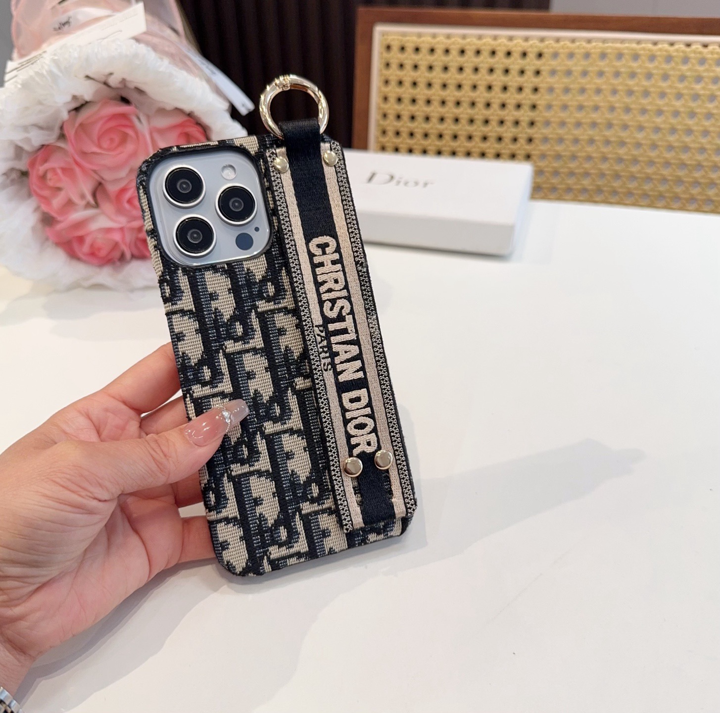 ✨✨iPhone16型号已更新Dior刺绣布艺手腕手机壳，手腕可当支架型号：为了不出现报错型号，请打开本