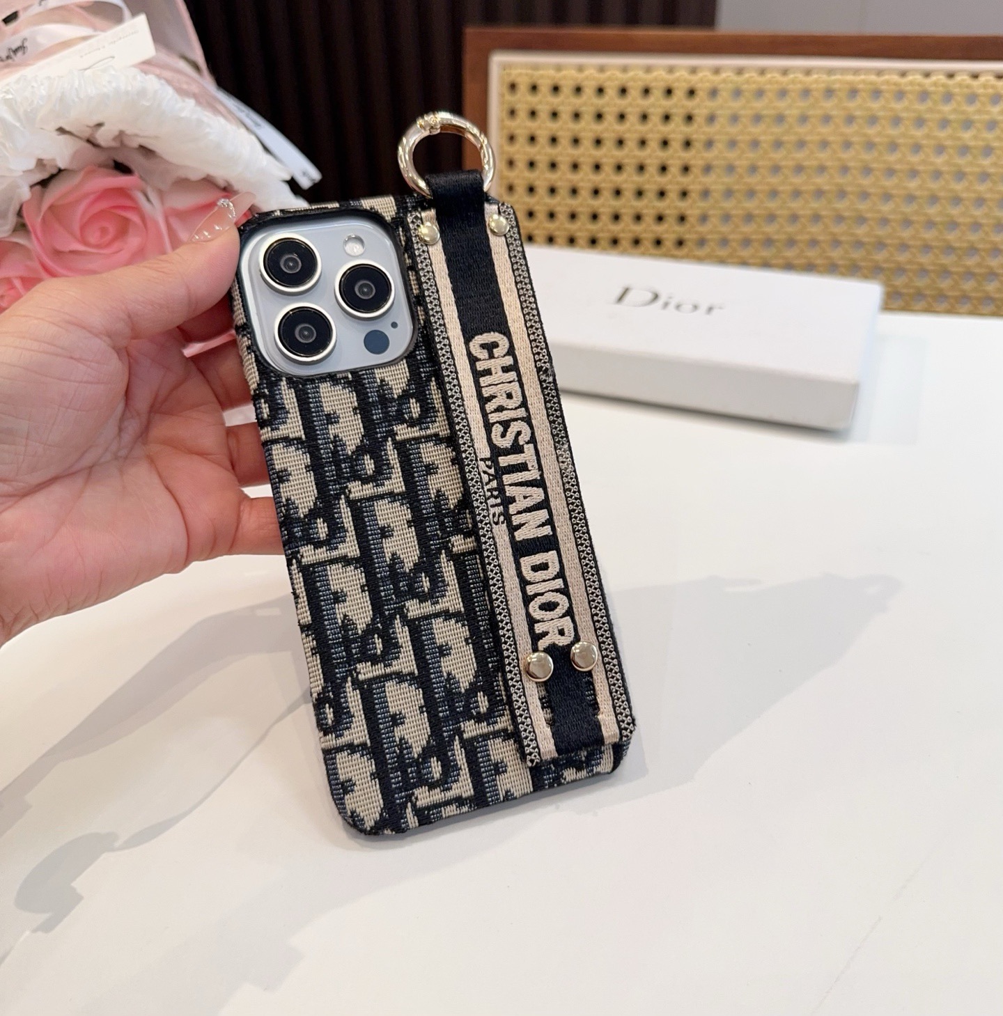 ✨✨iPhone16型号已更新Dior刺绣布艺手腕手机壳，手腕可当支架型号：为了不出现报错型号，请打开本