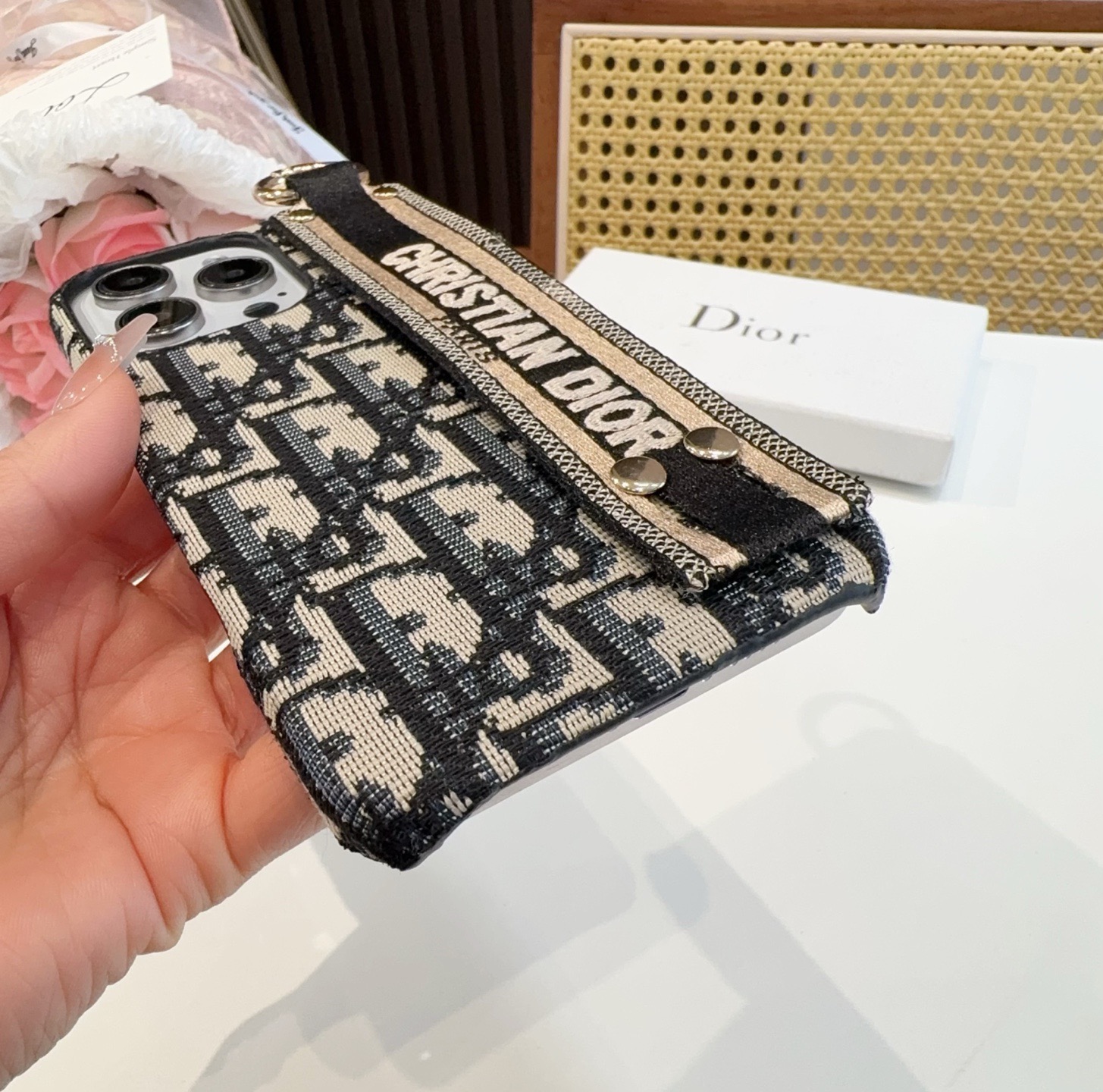 ✨✨iPhone16型号已更新Dior刺绣布艺手腕手机壳，手腕可当支架型号：为了不出现报错型号，请打开本