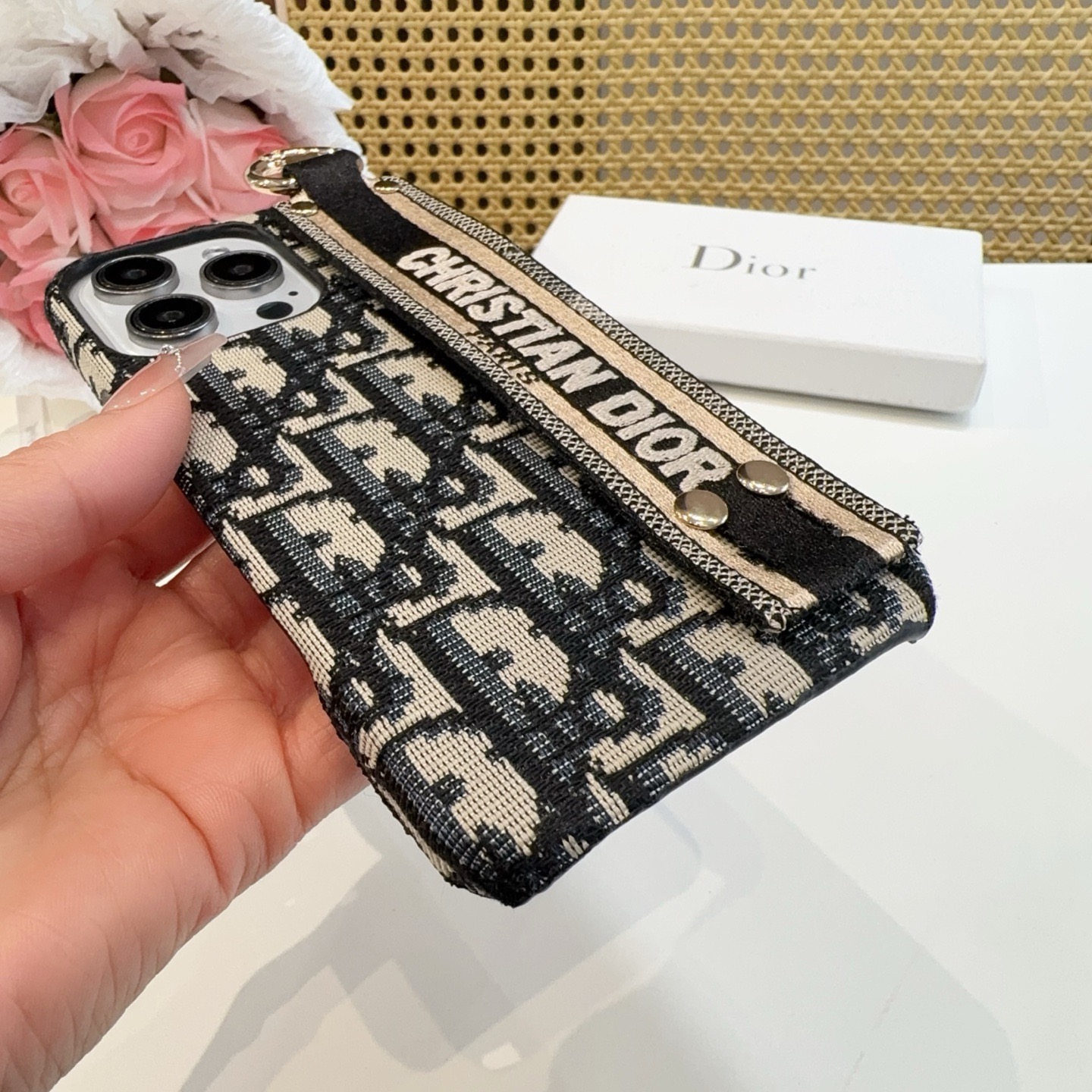 ✨✨iPhone16型号已更新Dior刺绣布艺手腕手机壳，手腕可当支架型号：为了不出现报错型号，请打开本