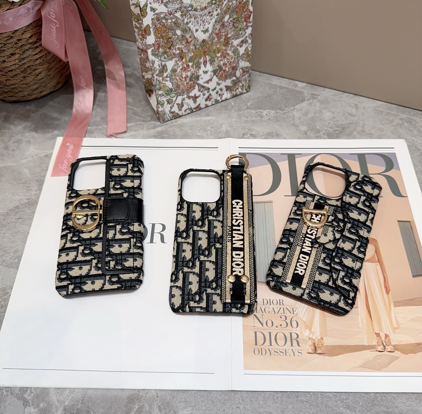 ✨✨iPhone16型号已更新Dior刺绣布艺手腕手机壳，手腕可当支架型号：为了不出现报错型号，请打开本