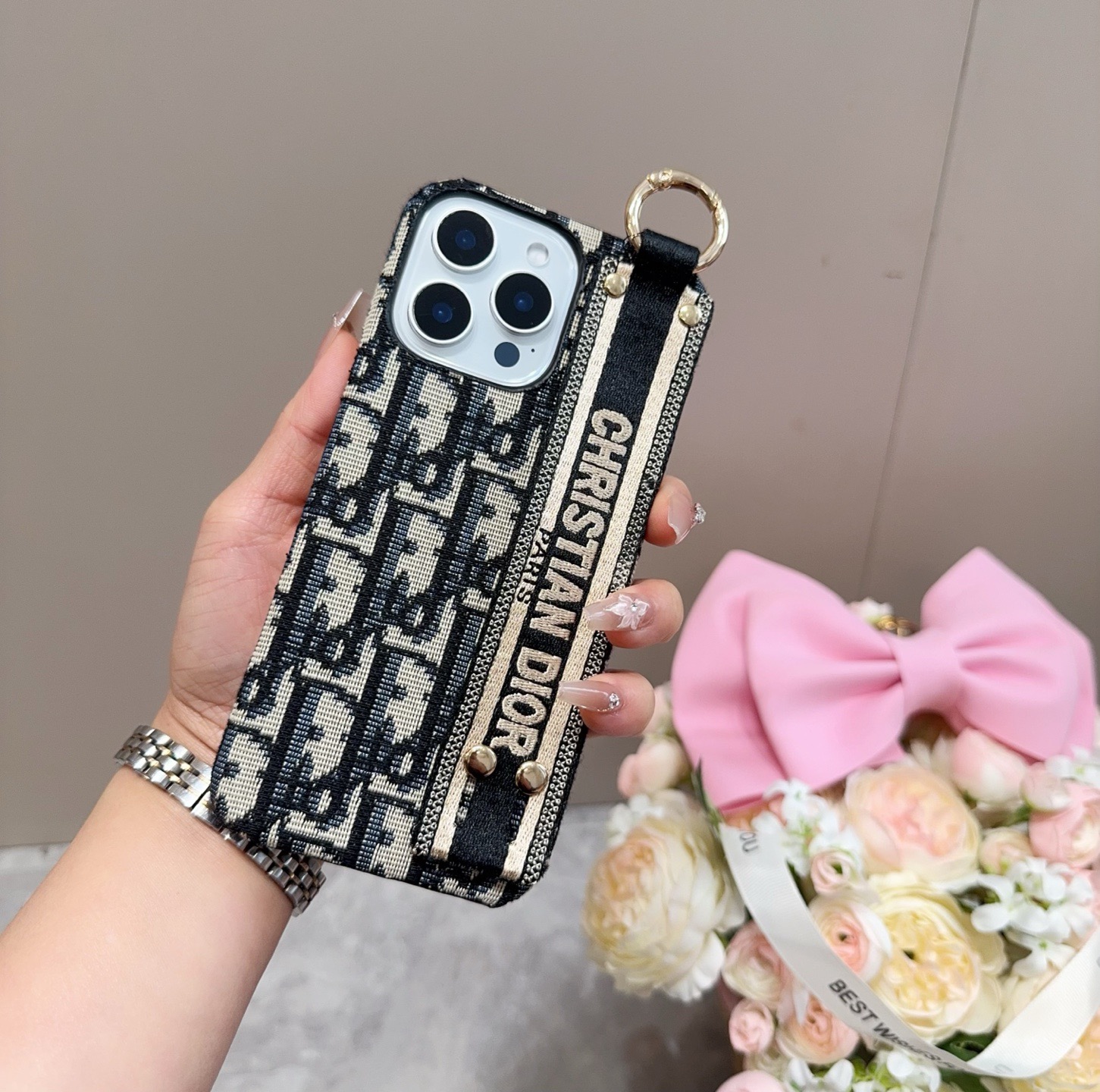 ✨✨iPhone16型号已更新Dior刺绣布艺手腕手机壳，手腕可当支架型号：为了不出现报错型号，请打开本