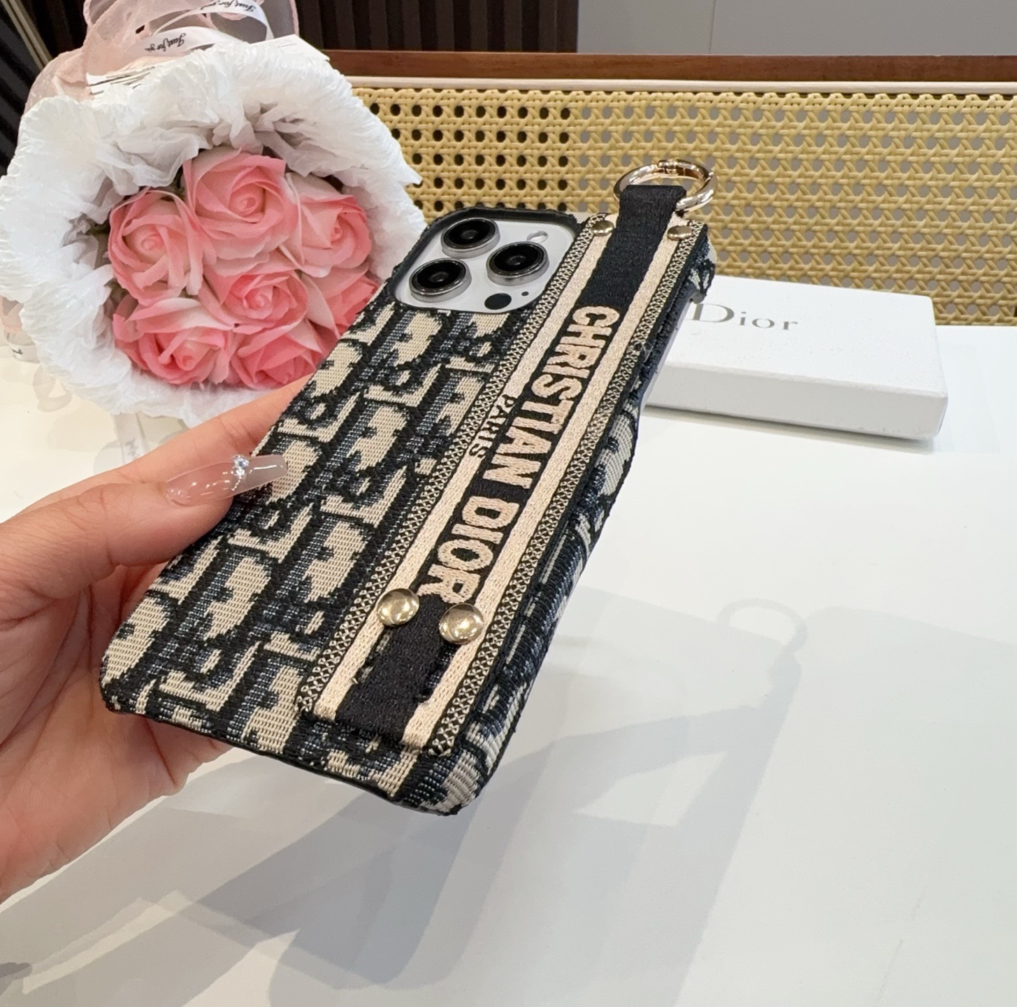 ✨✨iPhone16型号已更新Dior刺绣布艺手腕手机壳，手腕可当支架型号：为了不出现报错型号，请打开本