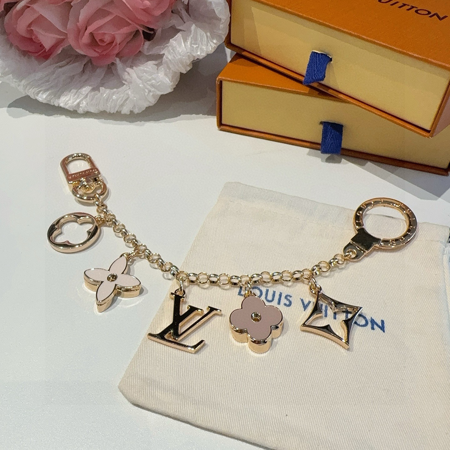 lv钥匙扣 包包挂链 挂饰Fleur de Monogram 包饰链条聚焦经典 Monogram 元素，
