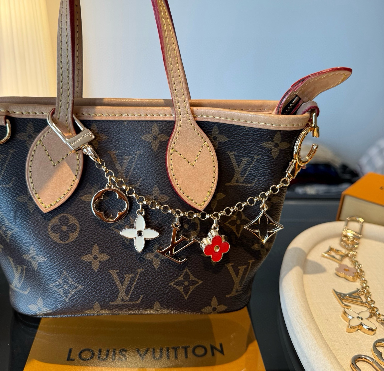 lv钥匙扣 包包挂链 挂饰Fleur de Monogram 包饰链条聚焦经典 Monogram 元素，