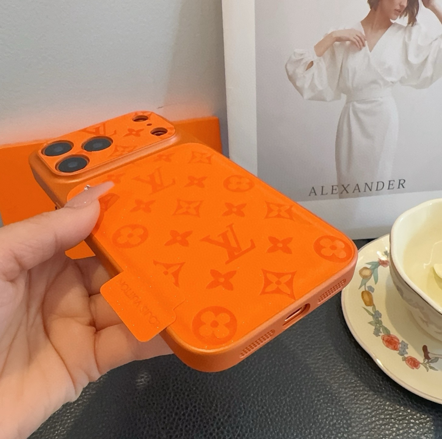 星宇橙系列 lv 秒变17 压花闪粉全包精孔手机壳型号：为了不出现报错型号，请打开本机查看手机设置显示的