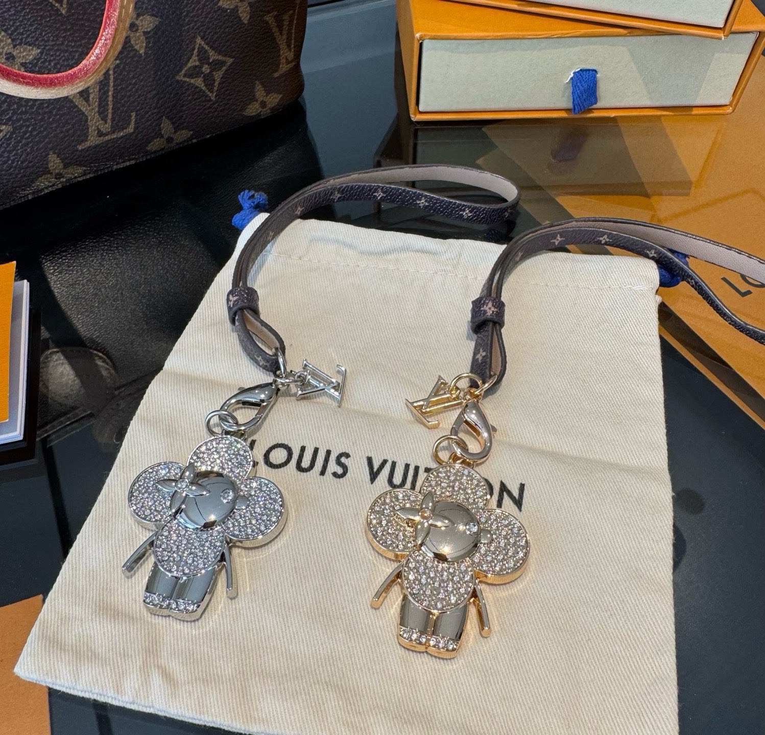 新款 LOUIS VUITTON LV双花皮绳包包挂饰 薇薇安新款挂件，钥匙扣精致。手感真的很赞[强]