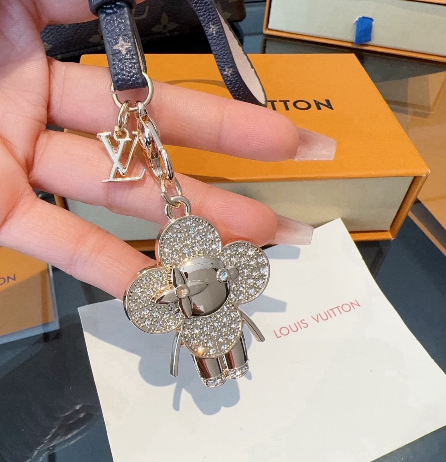 新款 LOUIS VUITTON LV双花皮绳包包挂饰 薇薇安新款挂件，钥匙扣精致。手感真的很赞[强]