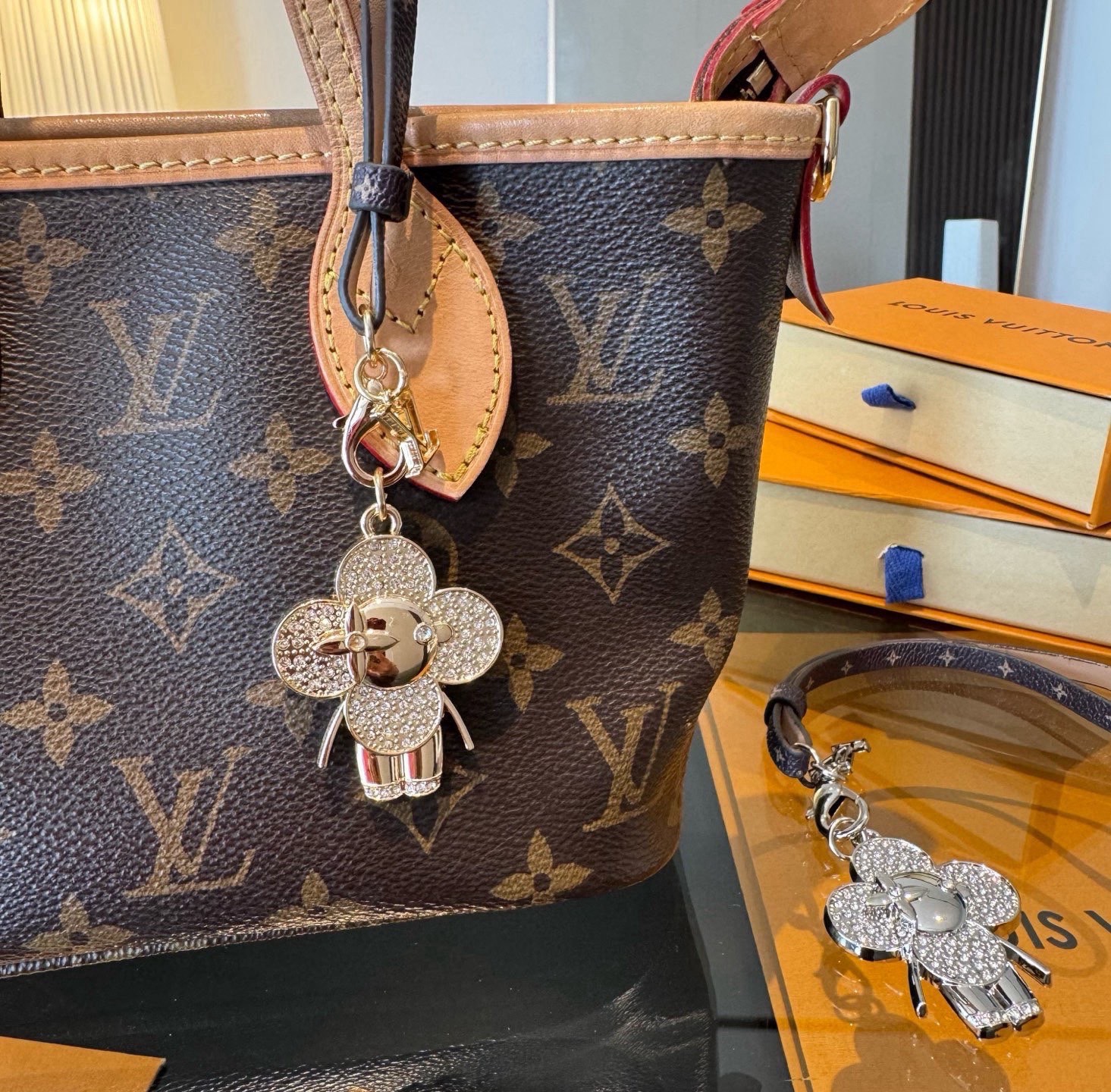 新款 LOUIS VUITTON LV双花皮绳包包挂饰 薇薇安新款挂件，钥匙扣精致。手感真的很赞[强]
