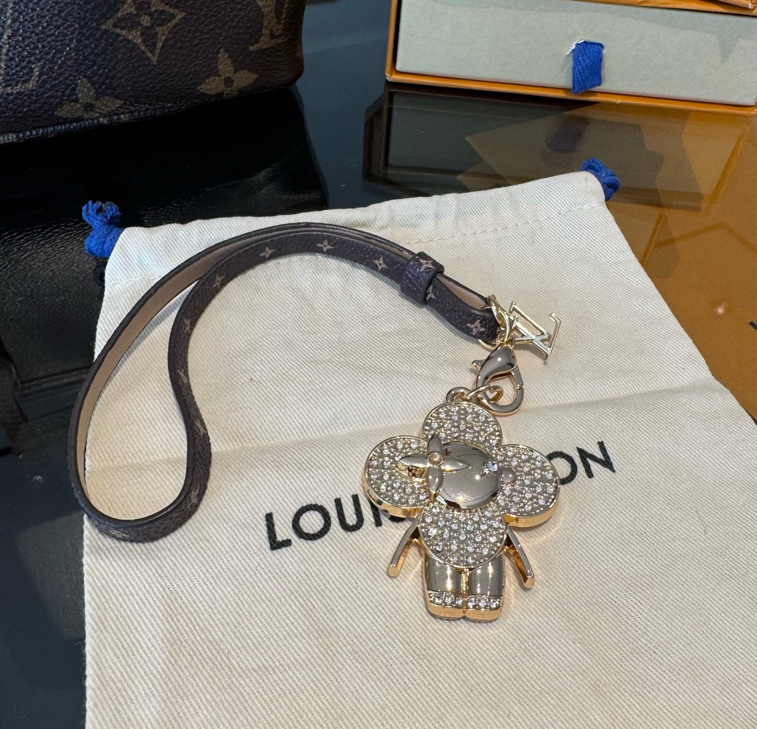 新款 LOUIS VUITTON LV双花皮绳包包挂饰 薇薇安新款挂件，钥匙扣精致。手感真的很赞[强]