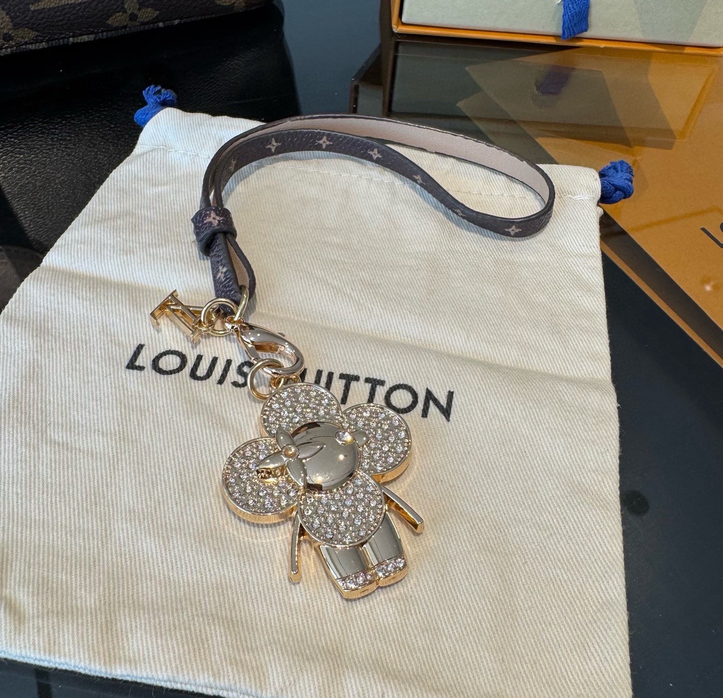 新款 LOUIS VUITTON LV双花皮绳包包挂饰 薇薇安新款挂件，钥匙扣精致。手感真的很赞[强]