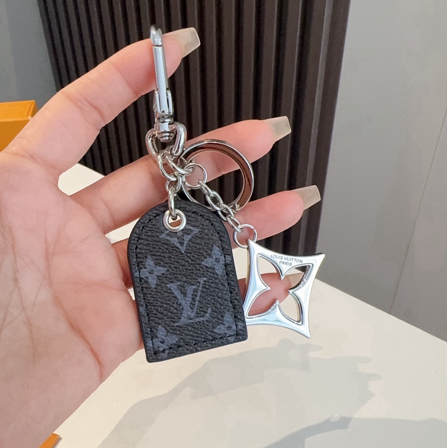 LV经典老花钥匙扣 包饰与钥匙扣挂件LV Cherished Tab 钥匙扣结合 Monogram 帆布