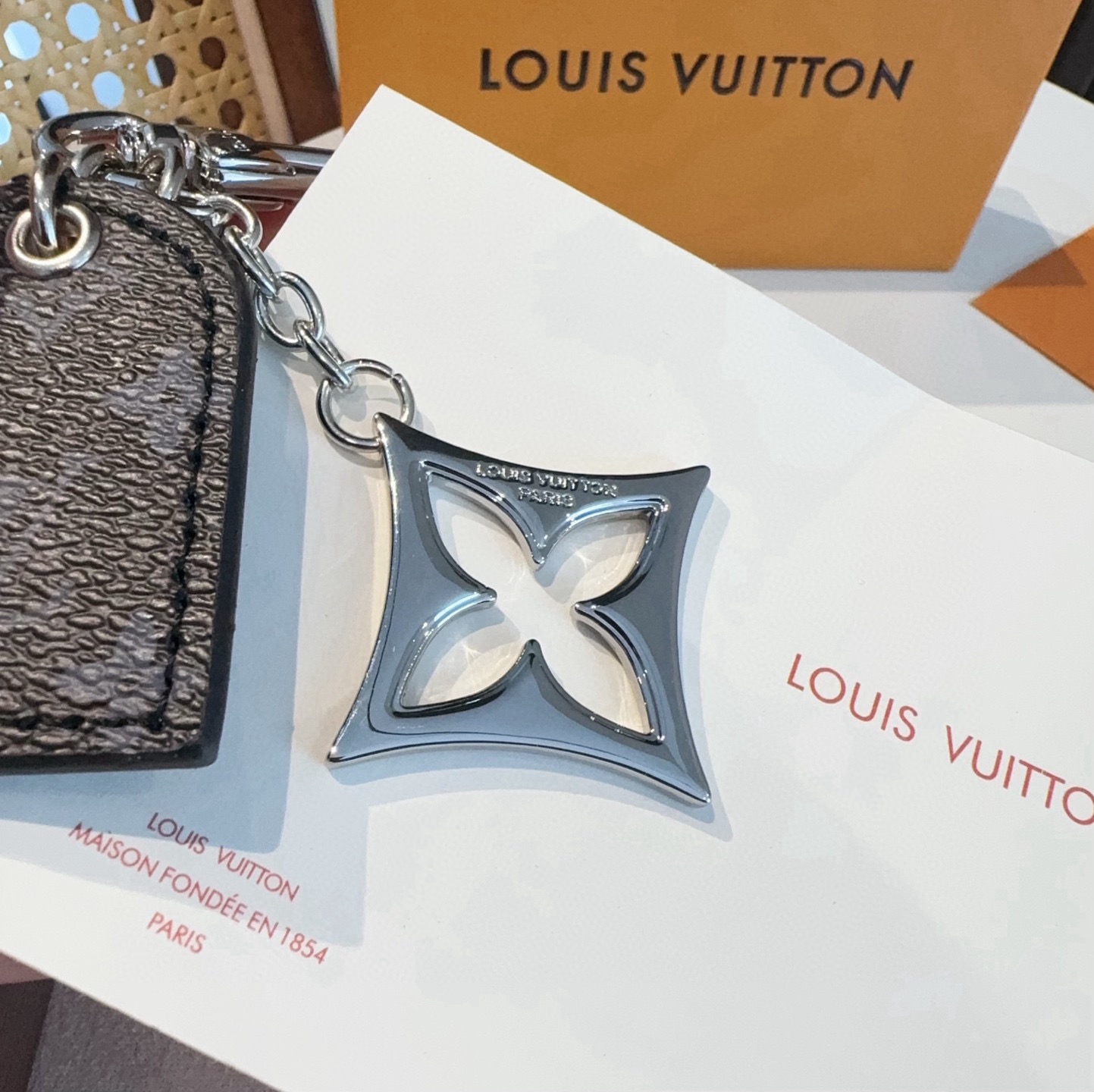 LV经典老花钥匙扣 包饰与钥匙扣挂件LV Cherished Tab 钥匙扣结合 Monogram 帆布