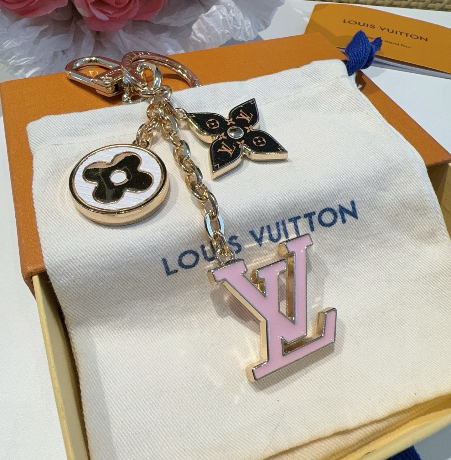 Lv 钥匙扣包挂件SPring Street Chain 包饰将 Monogram 花卉和 LV 字母等