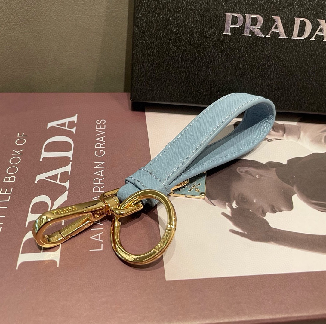 普拉达 Prada 钥匙扣官网款，三角牌吊坠皮圈钥匙扣，车钥匙挂件包包配饰，顶级进口Pu材质➕抛光钢配件