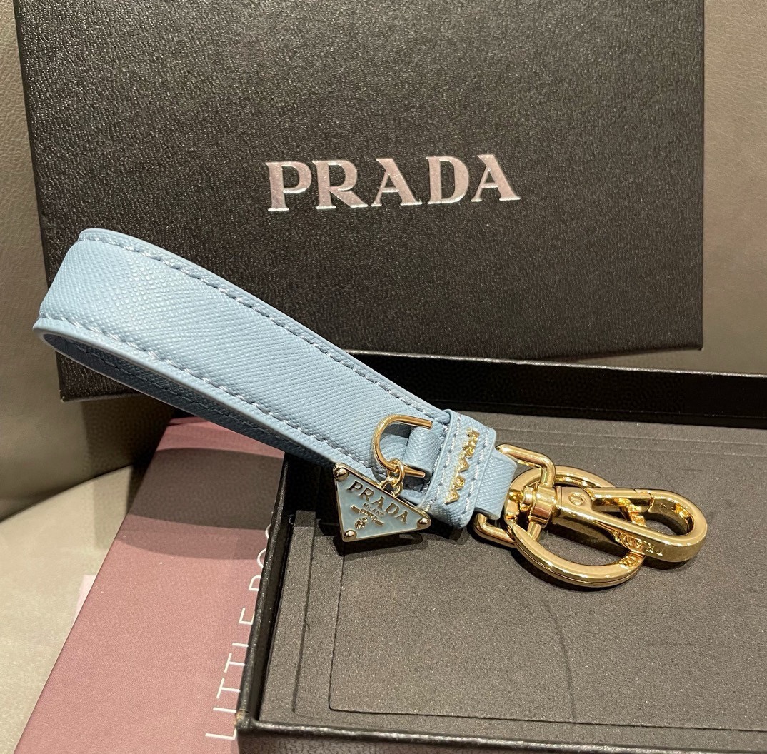 普拉达 Prada 钥匙扣官网款，三角牌吊坠皮圈钥匙扣，车钥匙挂件包包配饰，顶级进口Pu材质➕抛光钢配件