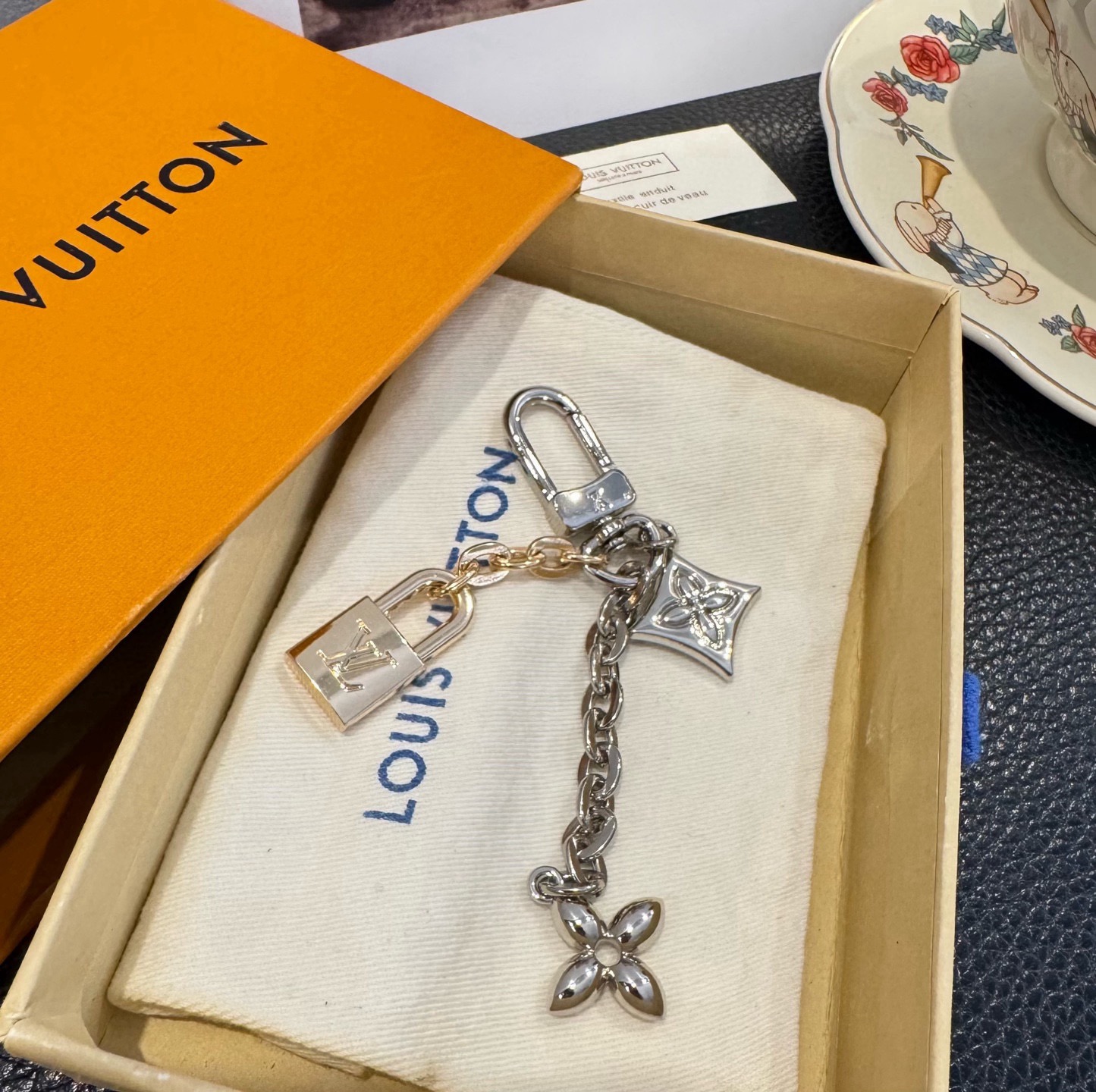 新款 LOUIS VUITTON LV钥匙扣 锁头四叶花包挂件 包包挂饰 钥匙扣精致。手感真的很赞[强]