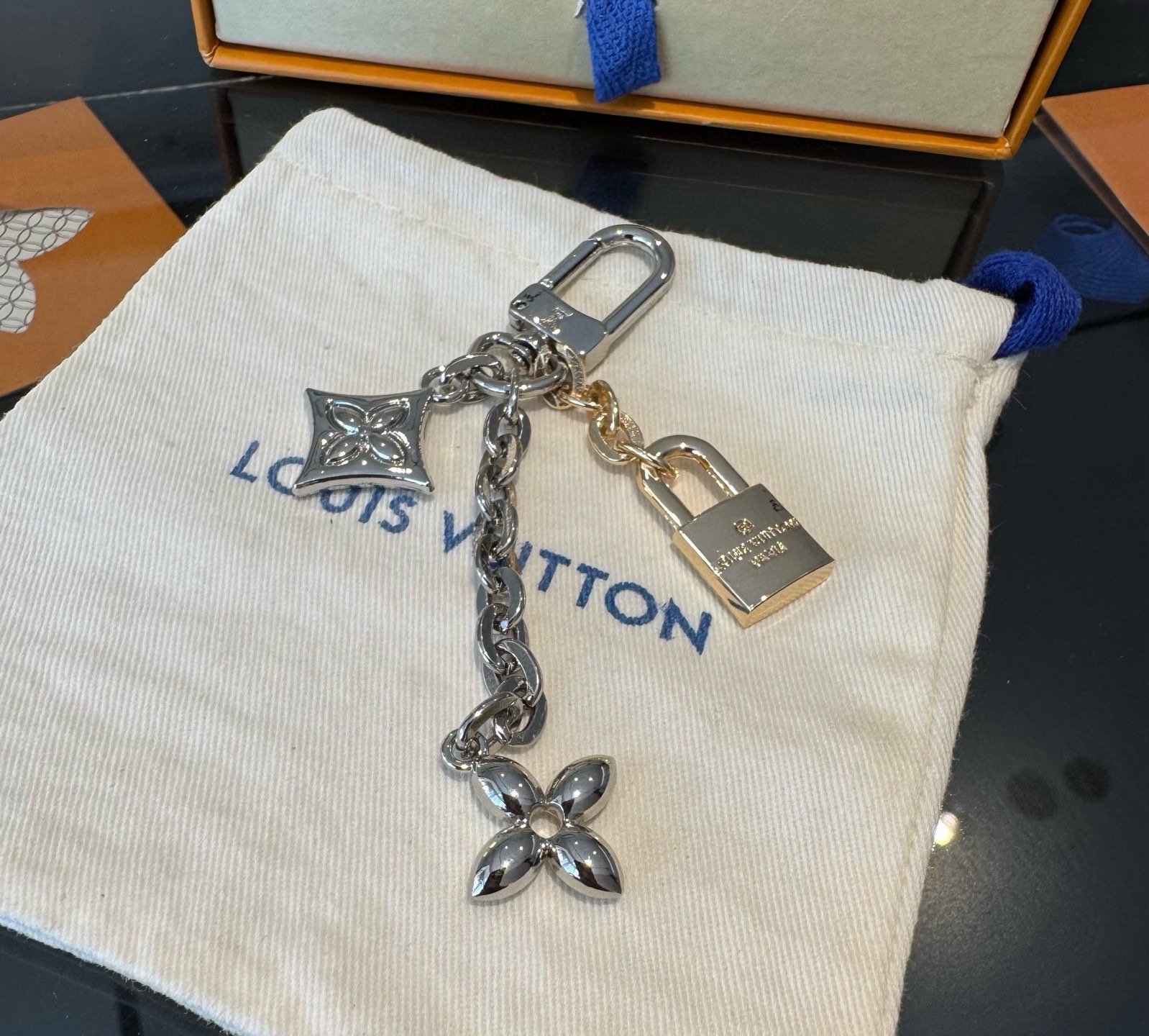 新款 LOUIS VUITTON LV钥匙扣 锁头四叶花包挂件 包包挂饰 钥匙扣精致。手感真的很赞[强]