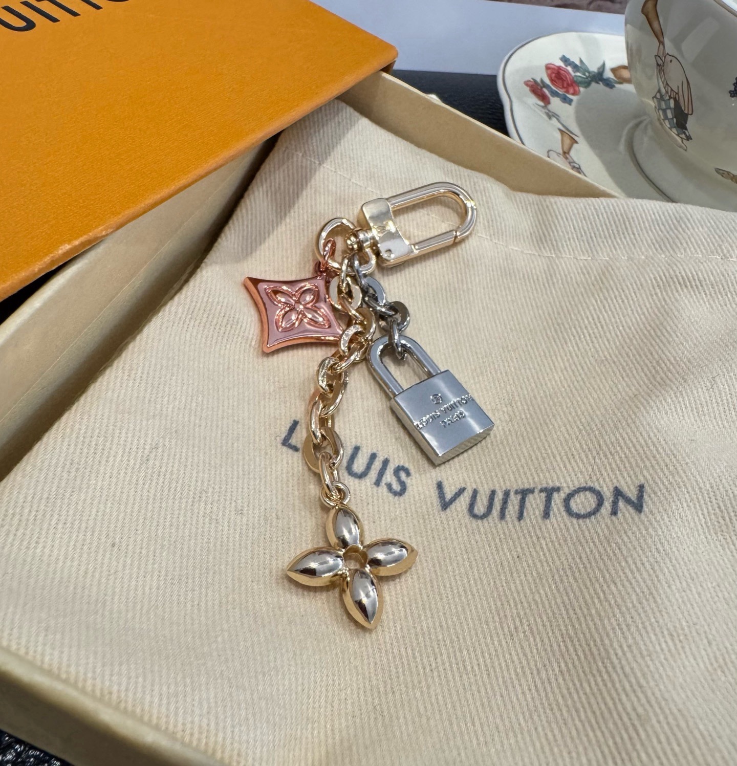 新款 LOUIS VUITTON LV钥匙扣 锁头四叶花包挂件 包包挂饰 钥匙扣精致。手感真的很赞[强]