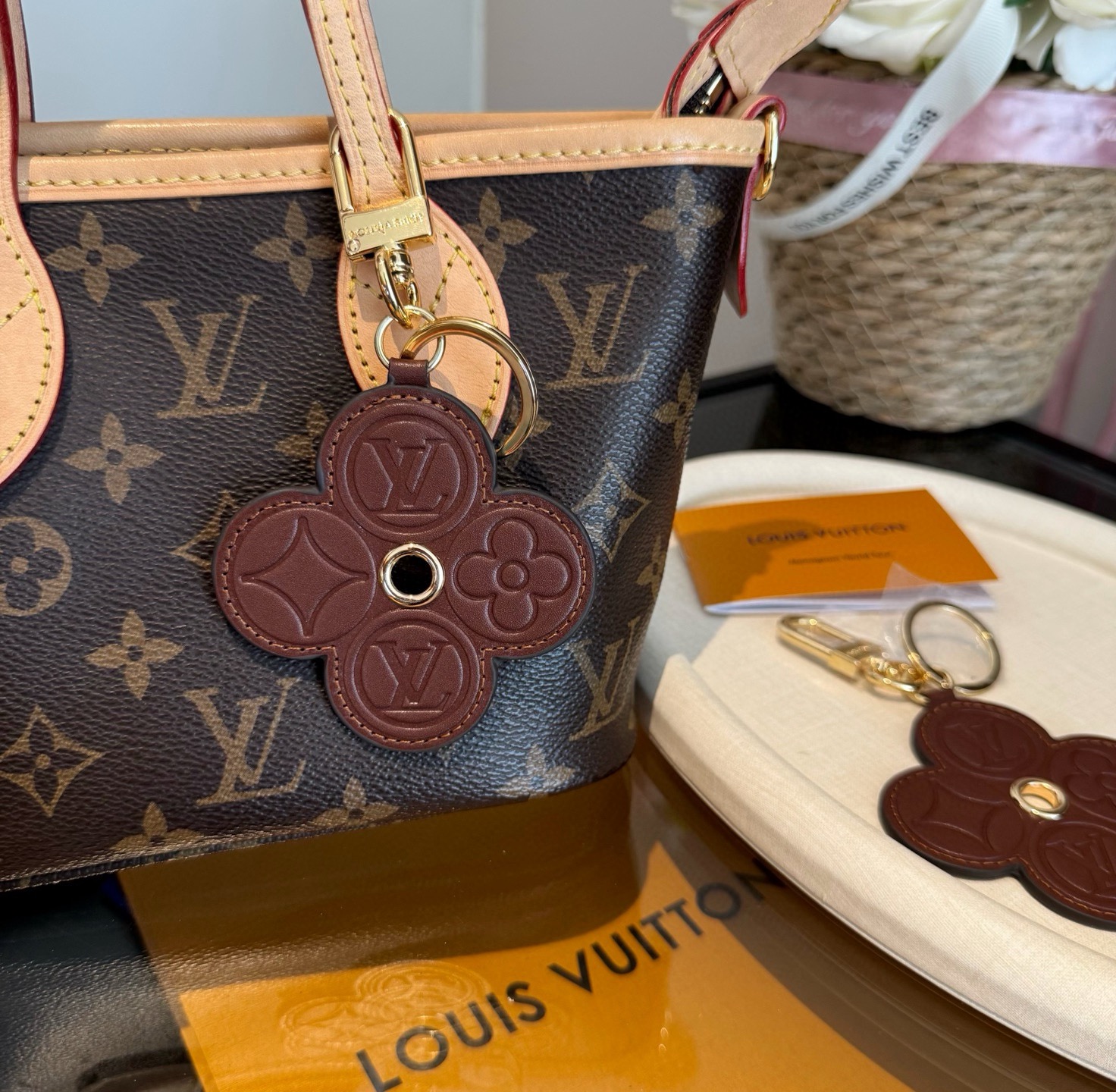 LOUIS VUITTON官网钥匙扣挂件  LV钥匙扣 新款包饰与钥匙扣包包挂件✨借鉴旅行袋中的钥匙扣设