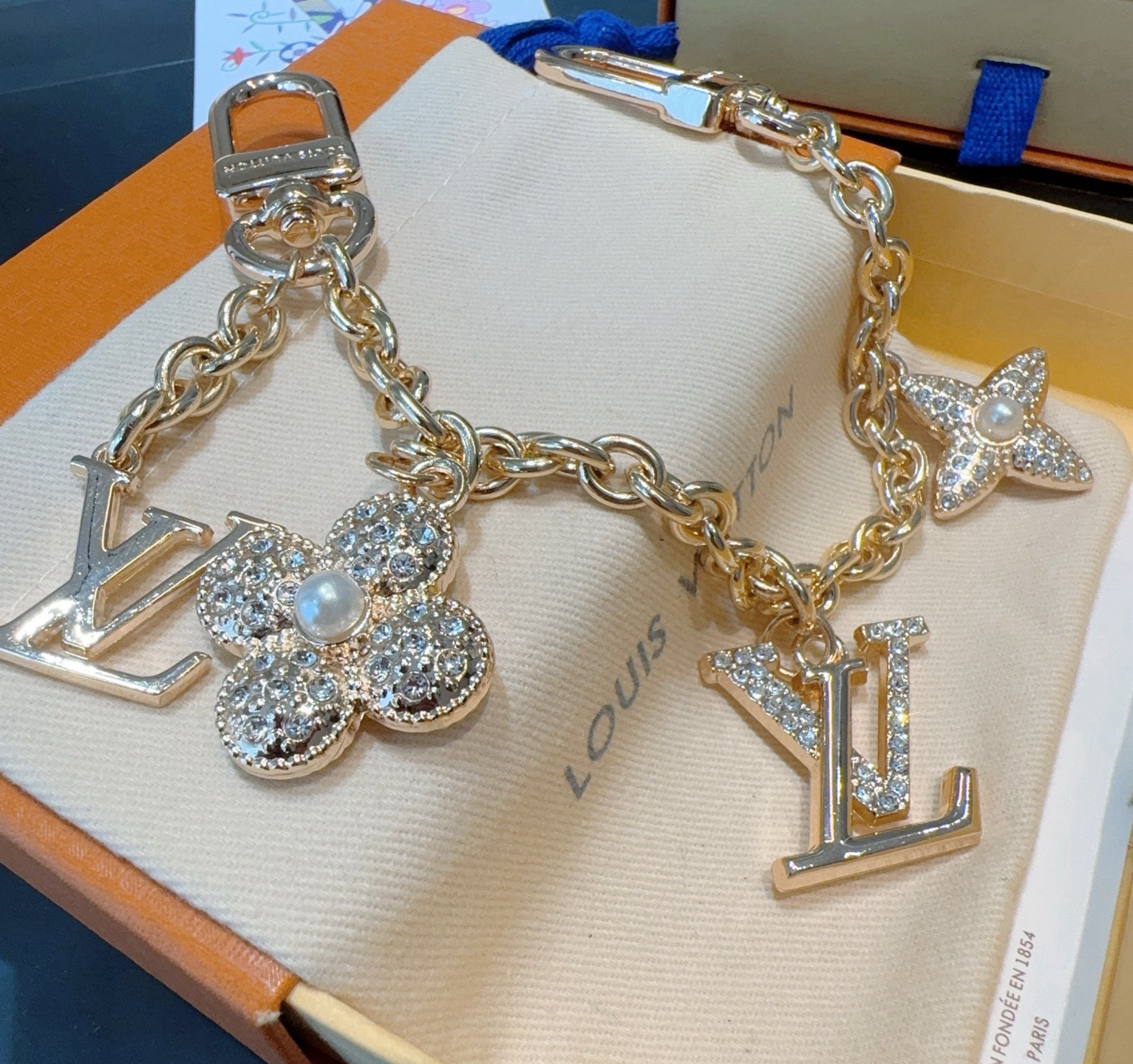 Lv钥匙扣链条官网新款 标志性首字母水晶花卉吊坠钥匙扣  包包挂链