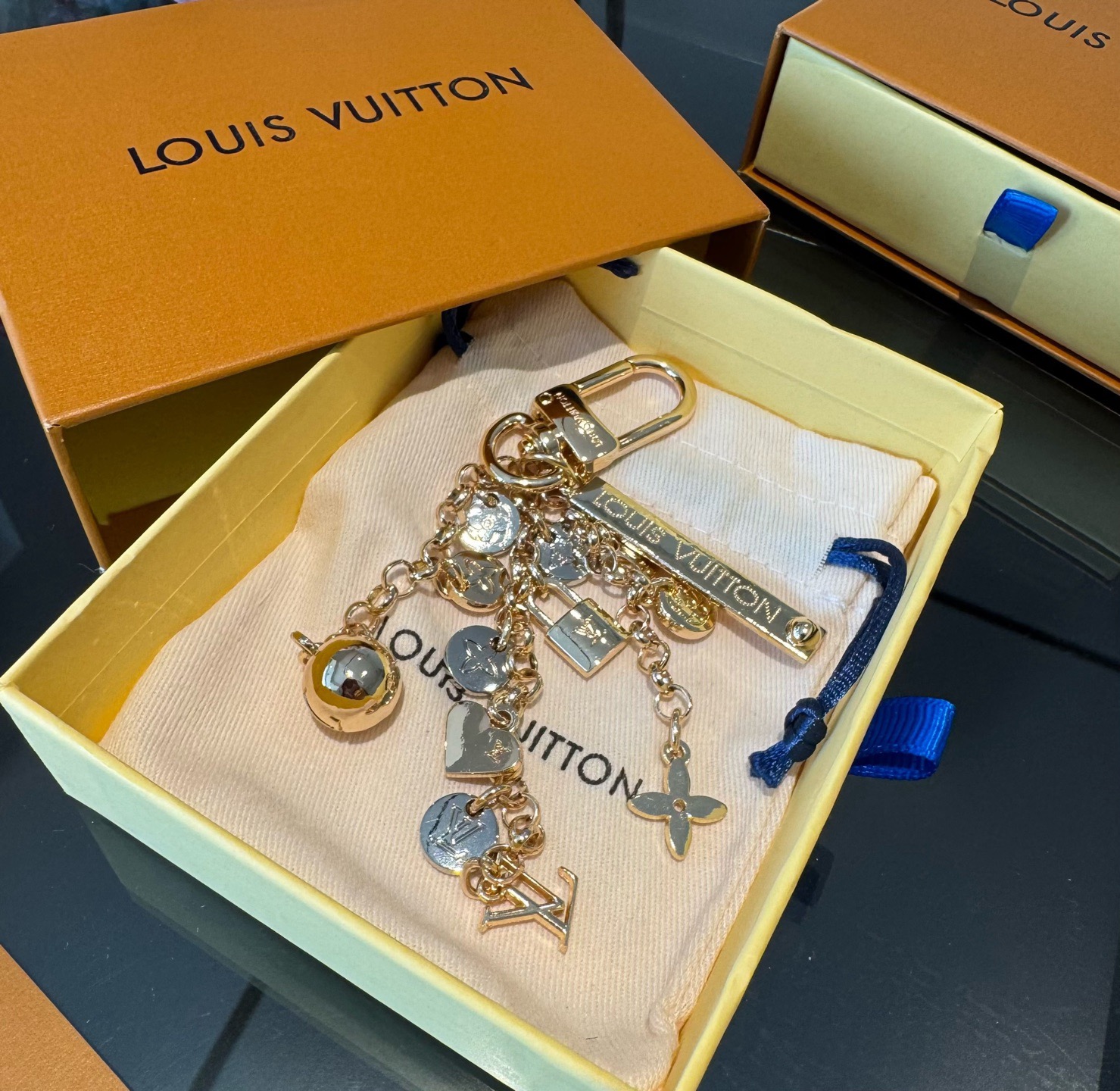LV 钥匙扣 路易威登新款钥匙扣 ，包包挂件 配饰 多元素材质，舒展时尚个性！