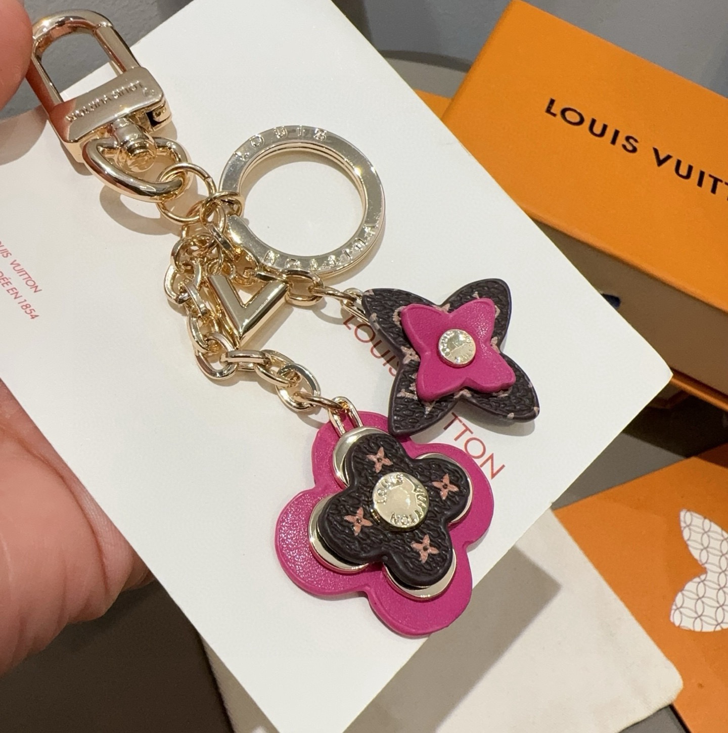 LOUIS VUITTON官网钥匙扣 LV经典四瓣花设计，63084 包饰🌹钥匙扣原版开模代购级品质，合