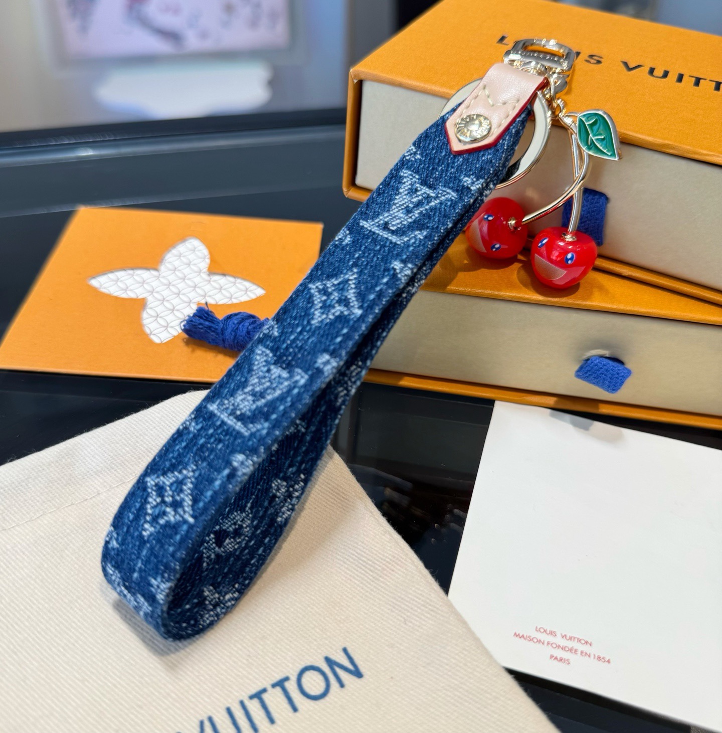 lv钥匙扣 包包挂件 LV xTM Denim Cerise Dragonne 包饰出自路易威登 × 村
