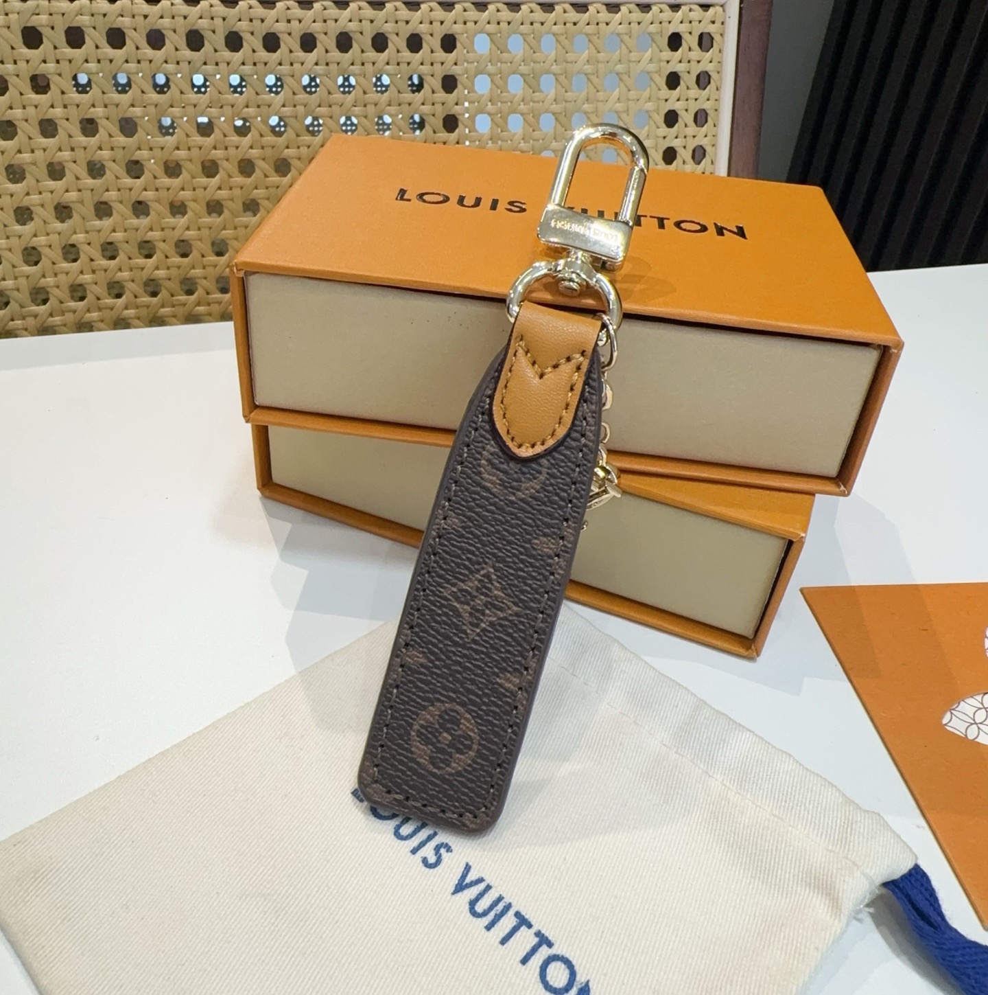 LOUIS VUITTON官网M  LV 包饰与钥匙扣挂件LV Cherished Tab 钥匙扣结合 