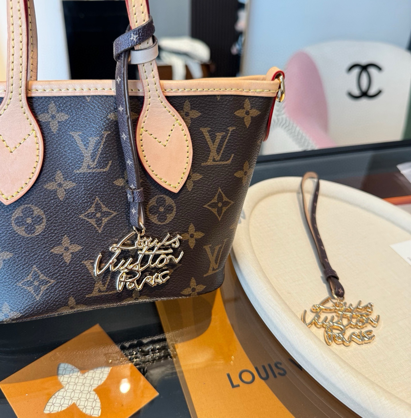 新款 LOUIS VUITTON LV双花皮绳包包挂饰 lv字母挂件， 钥匙扣精致。手感真的很赞[强]