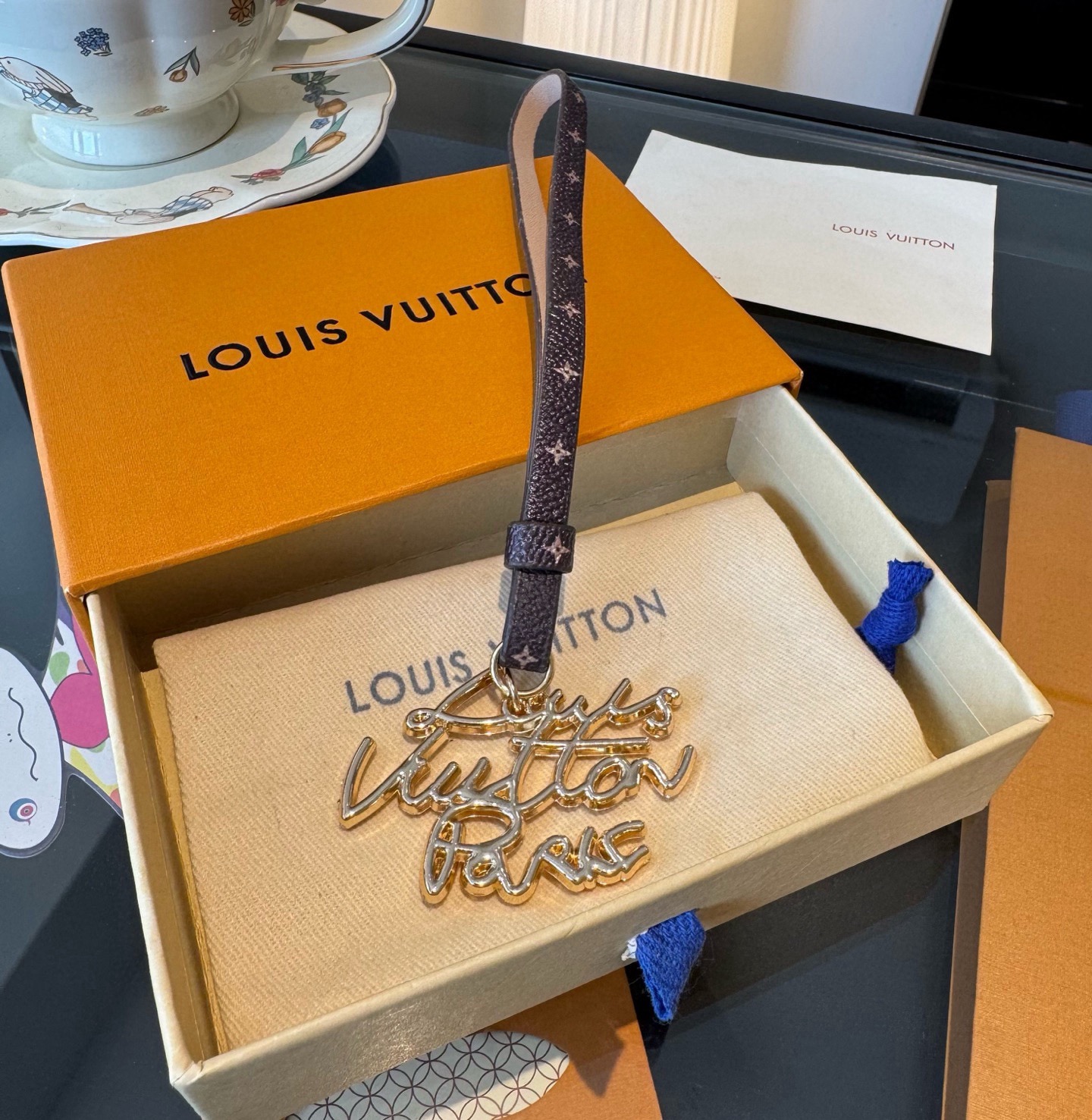 新款 LOUIS VUITTON LV双花皮绳包包挂饰 lv字母挂件， 钥匙扣精致。手感真的很赞[强]