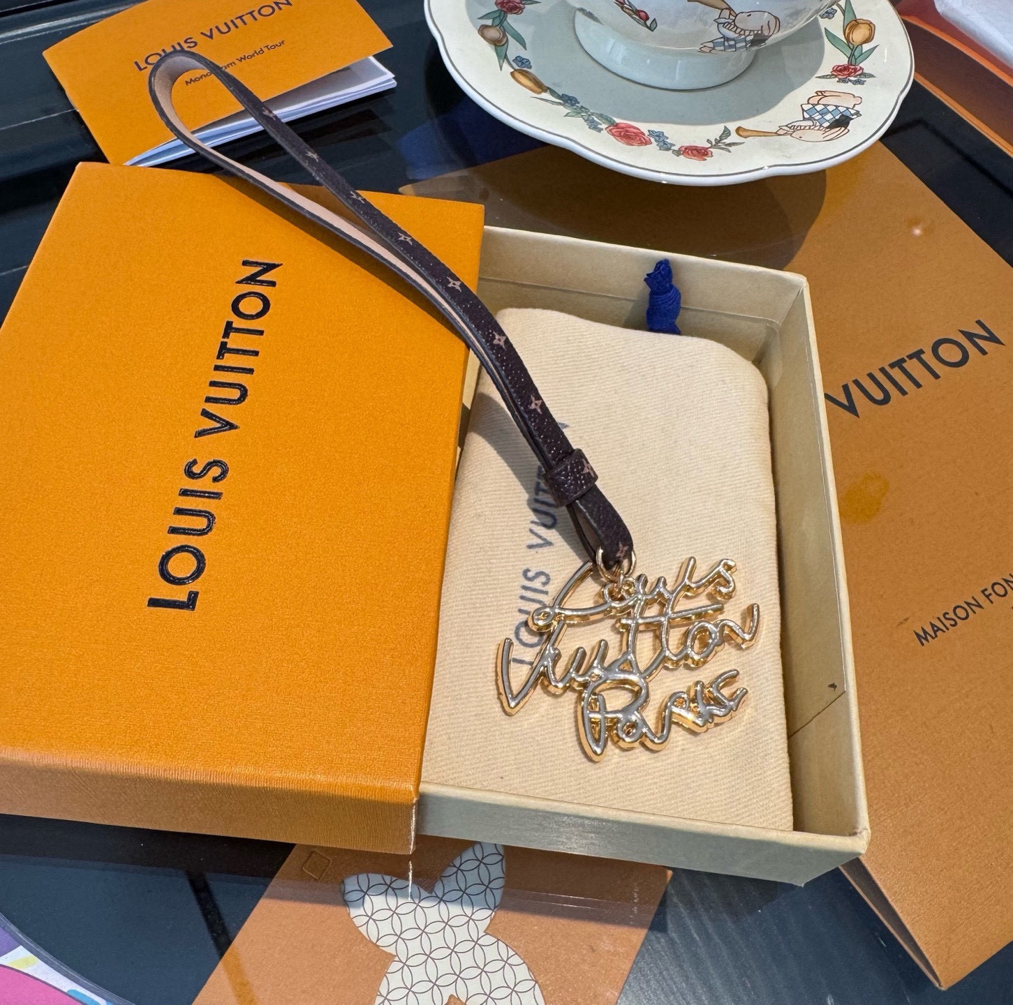 新款 LOUIS VUITTON LV双花皮绳包包挂饰 lv字母挂件， 钥匙扣精致。手感真的很赞[强]
