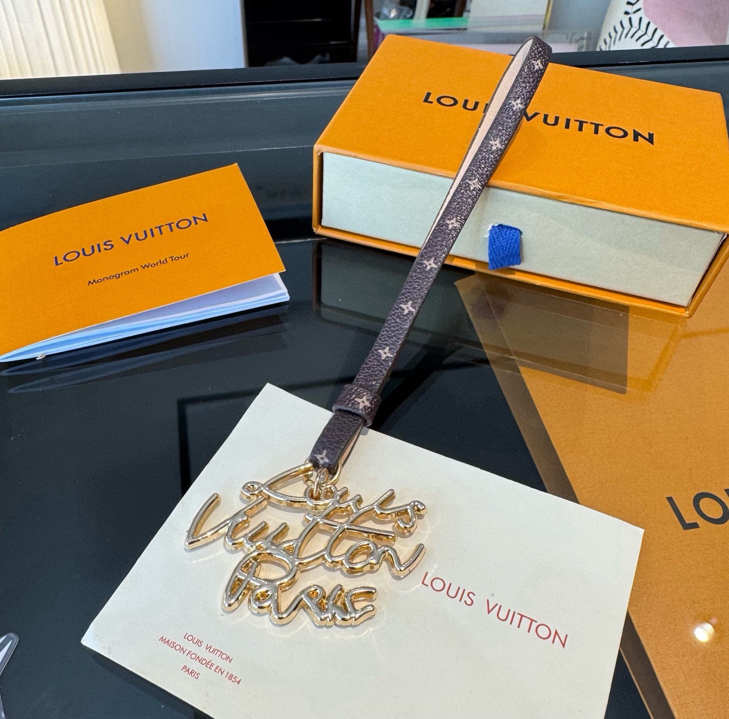 新款 LOUIS VUITTON LV双花皮绳包包挂饰 lv字母挂件， 钥匙扣精致。手感真的很赞[强]