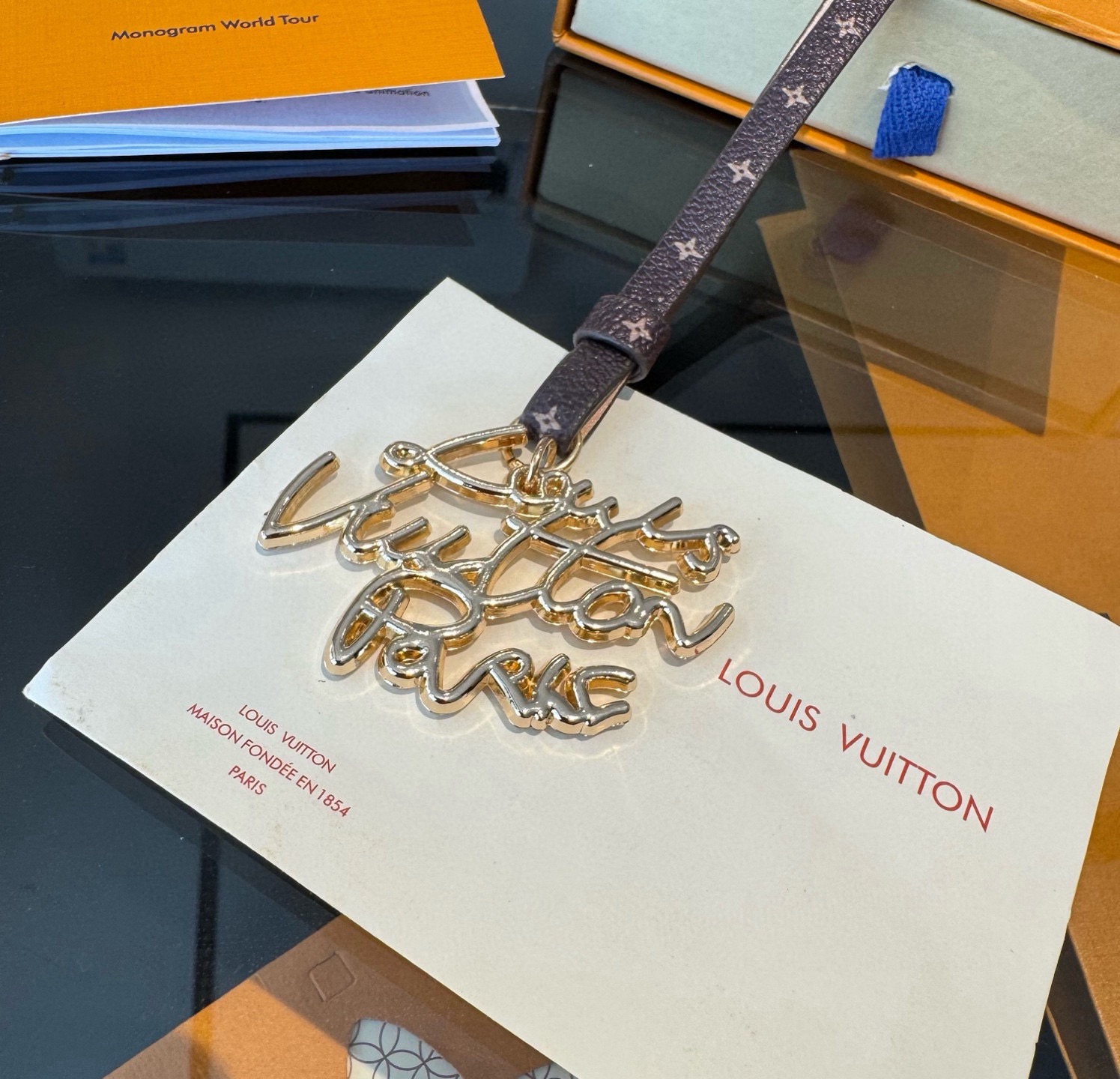 新款 LOUIS VUITTON LV双花皮绳包包挂饰 lv字母挂件， 钥匙扣精致。手感真的很赞[强]