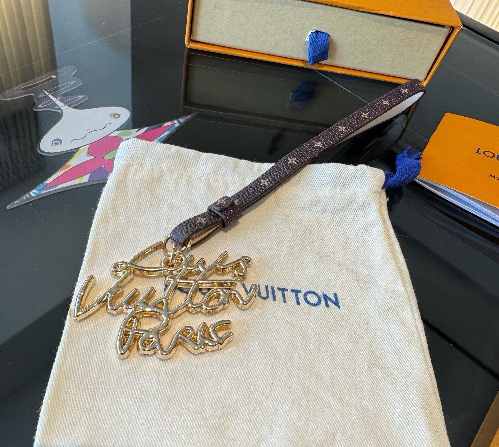 新款 LOUIS VUITTON LV双花皮绳包包挂饰 lv字母挂件， 钥匙扣精致。手感真的很赞[强]