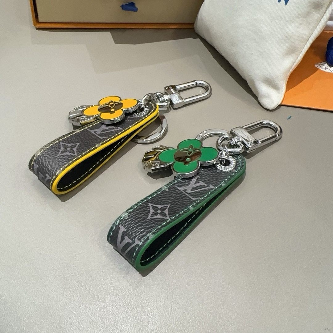 LV钥匙扣 太阳娃娃🪆包挂饰 原版配件 Vivienne Dragonne包饰与钥匙扣以莹泽金属雕琢品牌