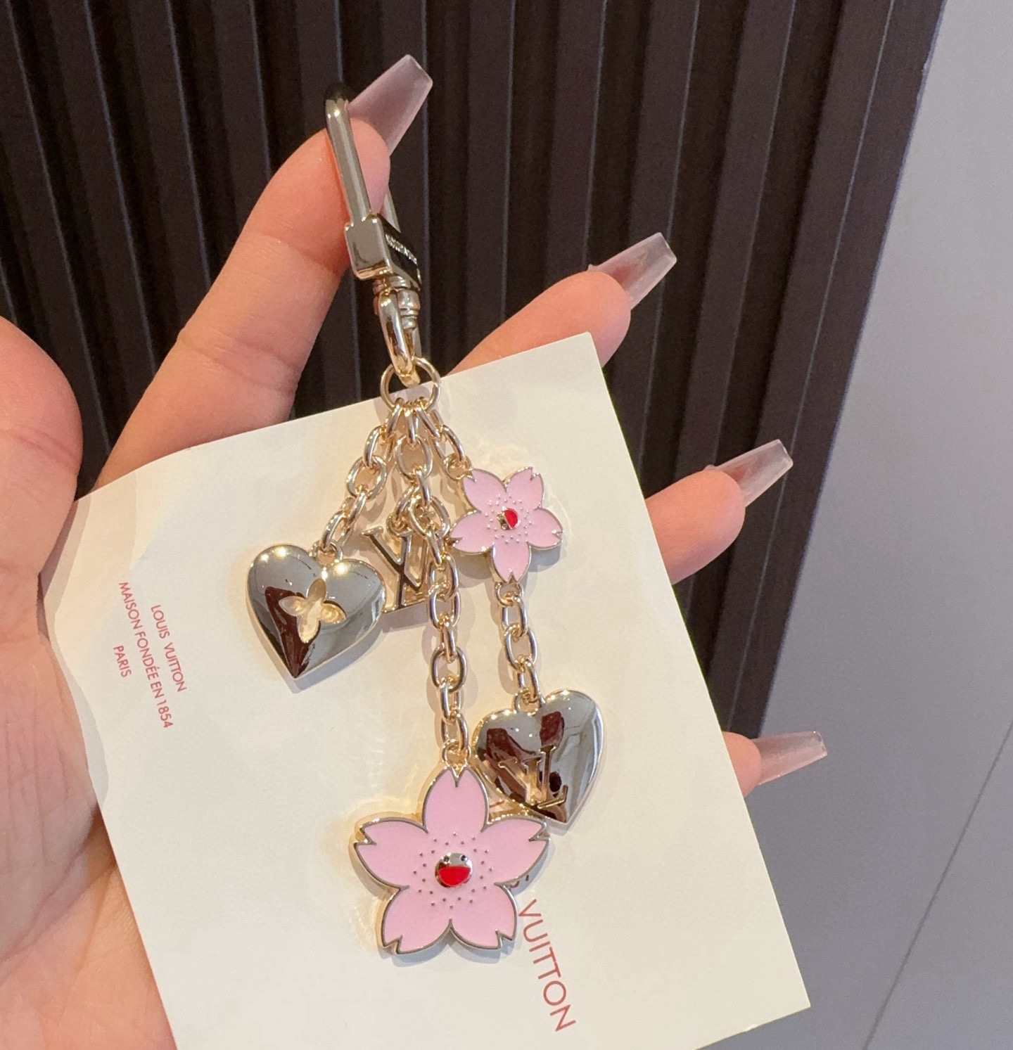Lv钥匙扣 村上隆合作款樱花🌸钥匙扣 包饰挂件本款链条包饰出自路易威登x村上隆复刻系列，为耀目链条交错排