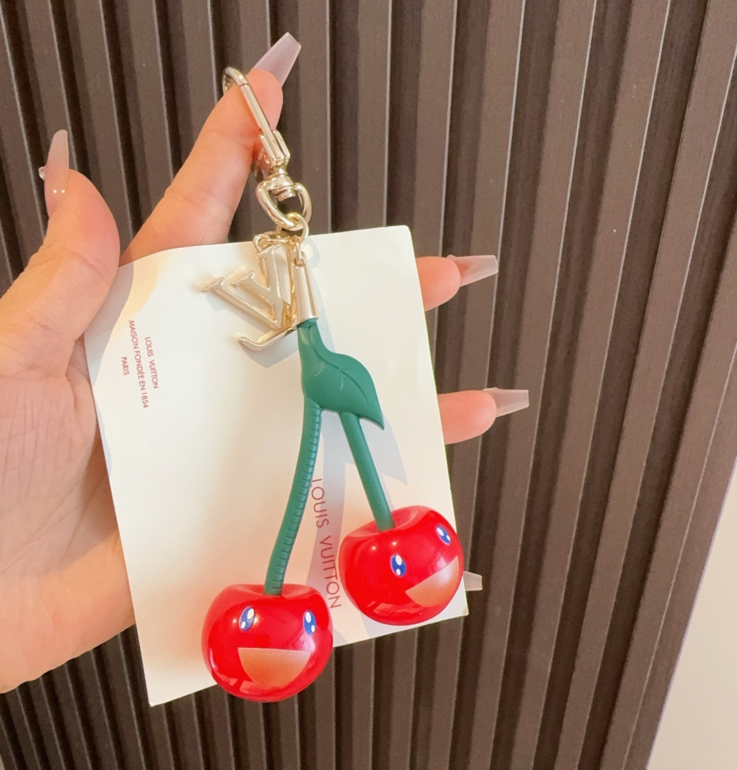 LV 钥匙扣 包包挂件x TM LV Cerise 包饰出自路易威登 村上隆复刻系列，以莹泽金属和有机玻