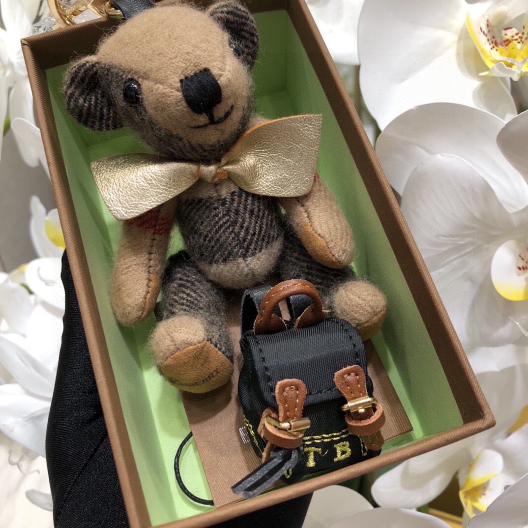 Burberry代工厂小熊🐻挂件治愈熊🐻，背上🎒泰迪熊钥匙扣挂件  温柔到心里🥰 准备已久、精致自留 ！