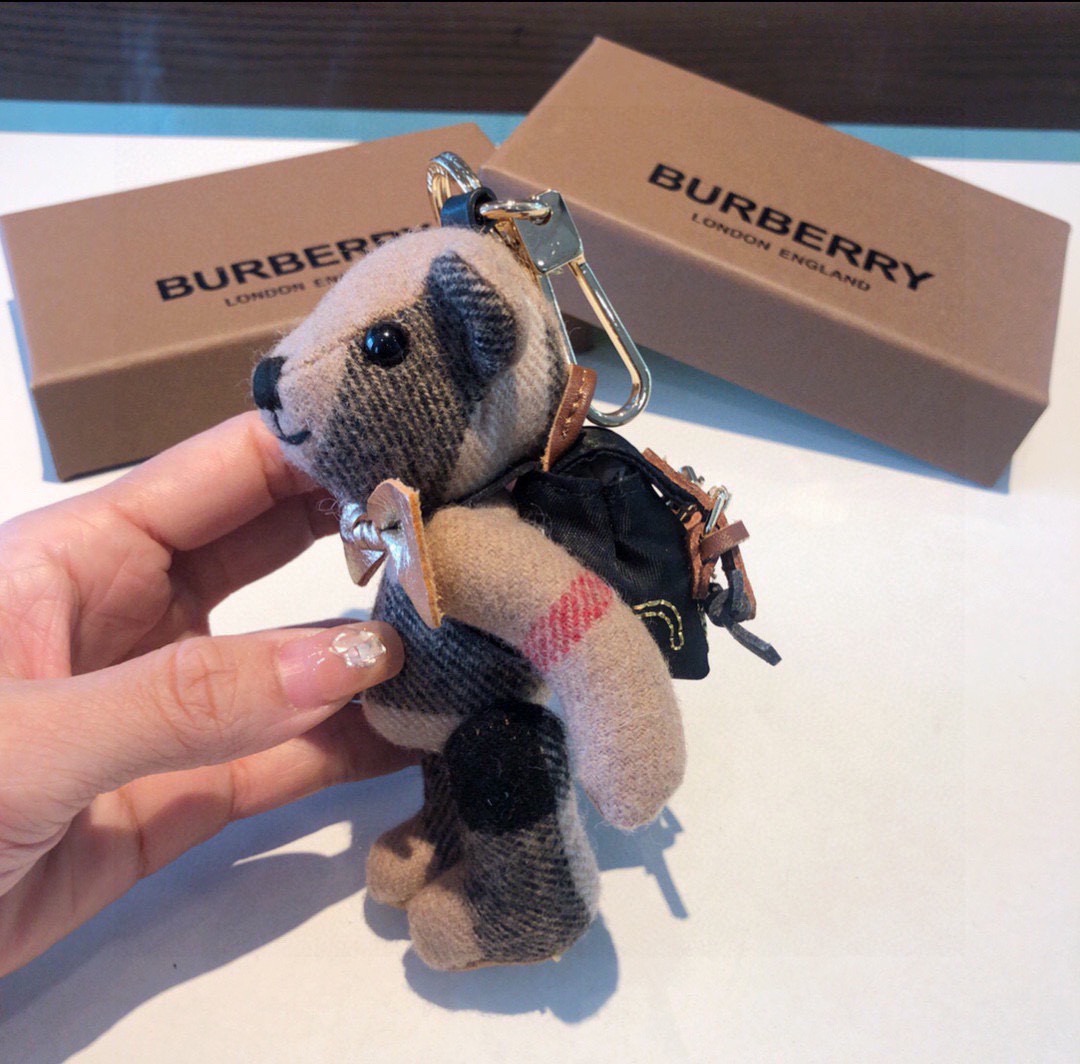 Burberry代工厂小熊🐻挂件治愈熊🐻，背上🎒泰迪熊钥匙扣挂件  温柔到心里🥰 准备已久、精致自留 ！