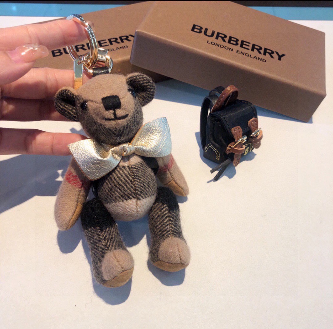 Burberry代工厂小熊🐻挂件治愈熊🐻，背上🎒泰迪熊钥匙扣挂件  温柔到心里🥰 准备已久、精致自留 ！