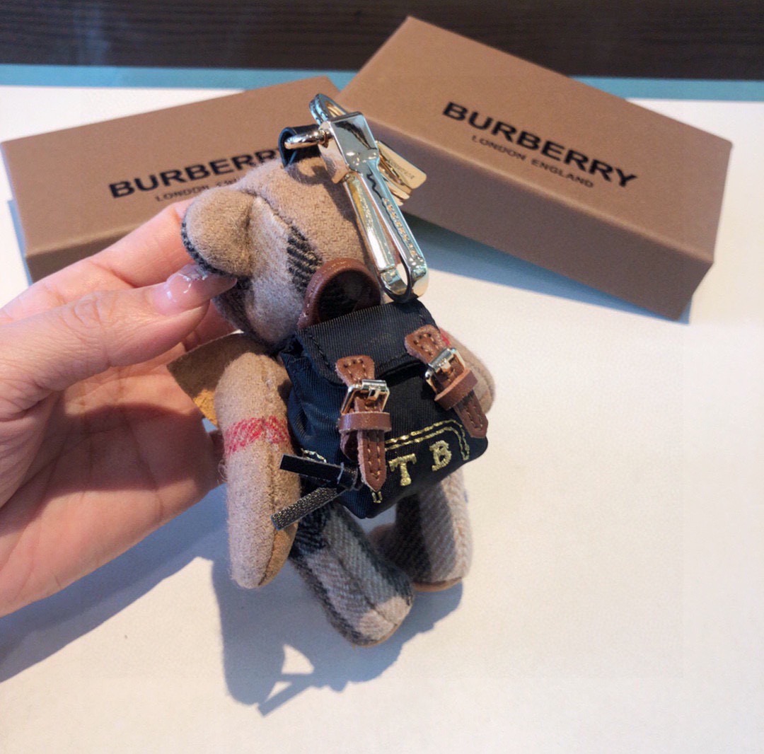 Burberry代工厂小熊🐻挂件治愈熊🐻，背上🎒泰迪熊钥匙扣挂件  温柔到心里🥰 准备已久、精致自留 ！