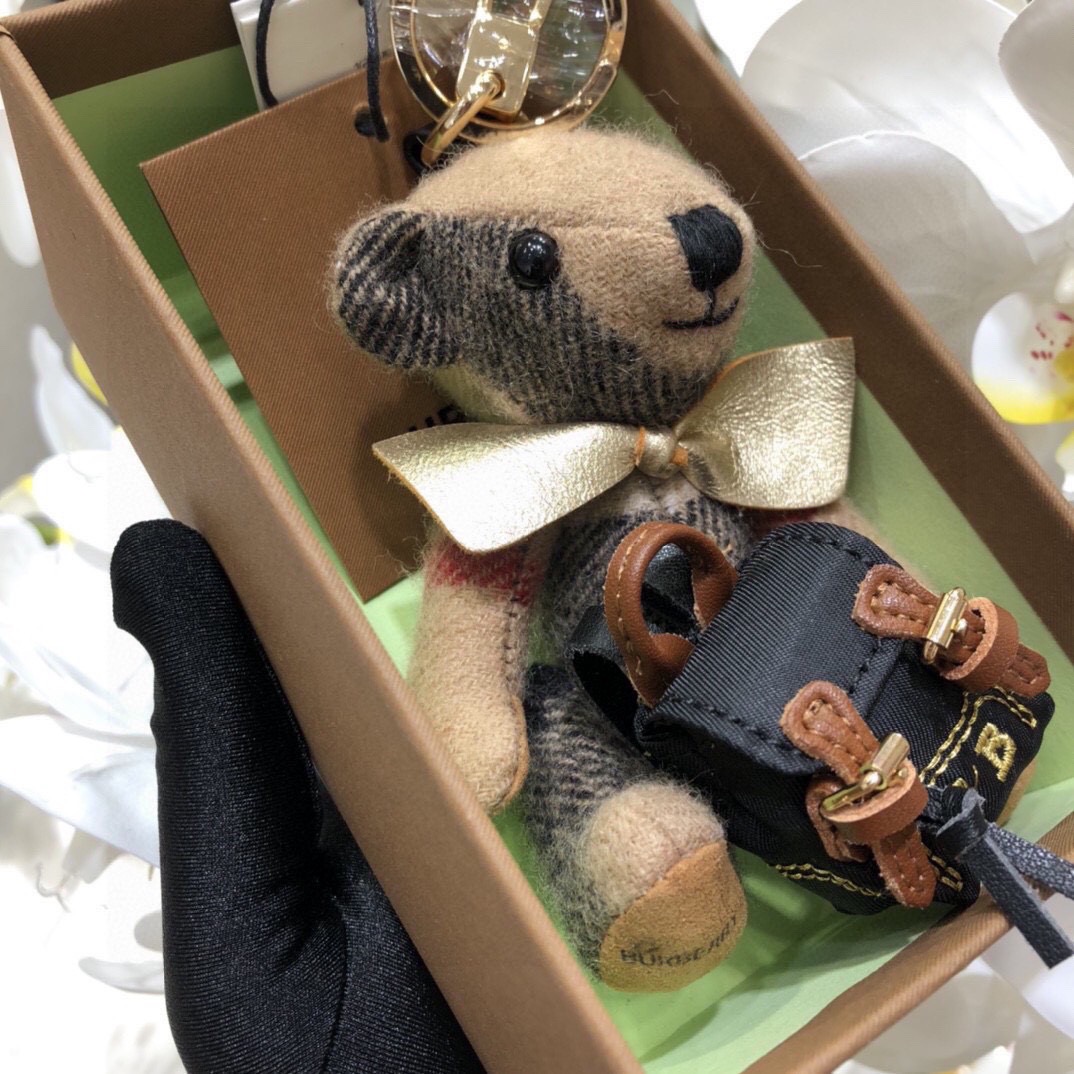 Burberry代工厂小熊🐻挂件治愈熊🐻，背上🎒泰迪熊钥匙扣挂件  温柔到心里🥰 准备已久、精致自留 ！