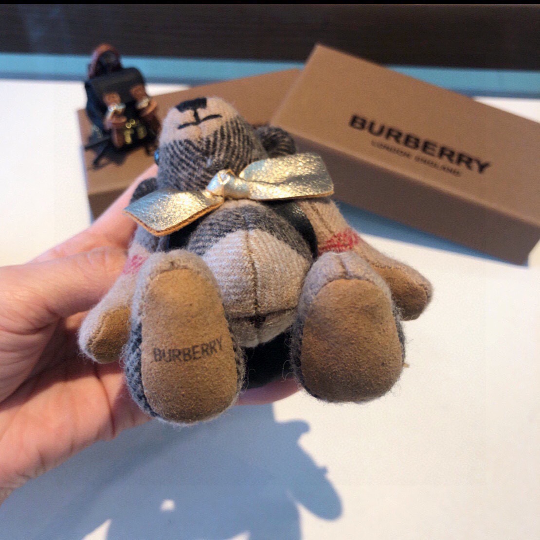 Burberry代工厂小熊🐻挂件治愈熊🐻，背上🎒泰迪熊钥匙扣挂件  温柔到心里🥰 准备已久、精致自留 ！