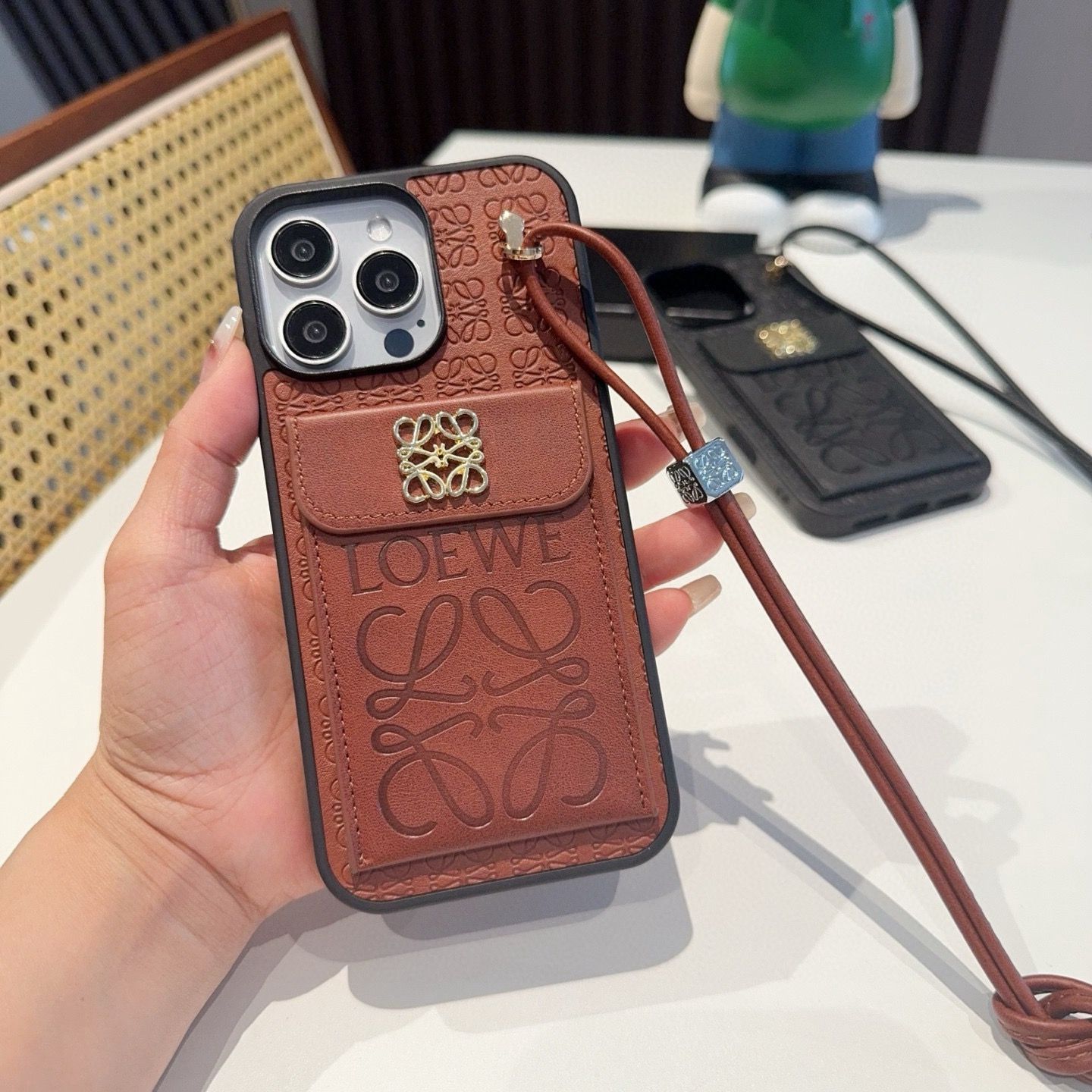 💕罗意威.Loewe翻盖插卡手机壳 短款手腕绳  插卡手机壳型号：为了不出现报错型号，请打开本机查看手机