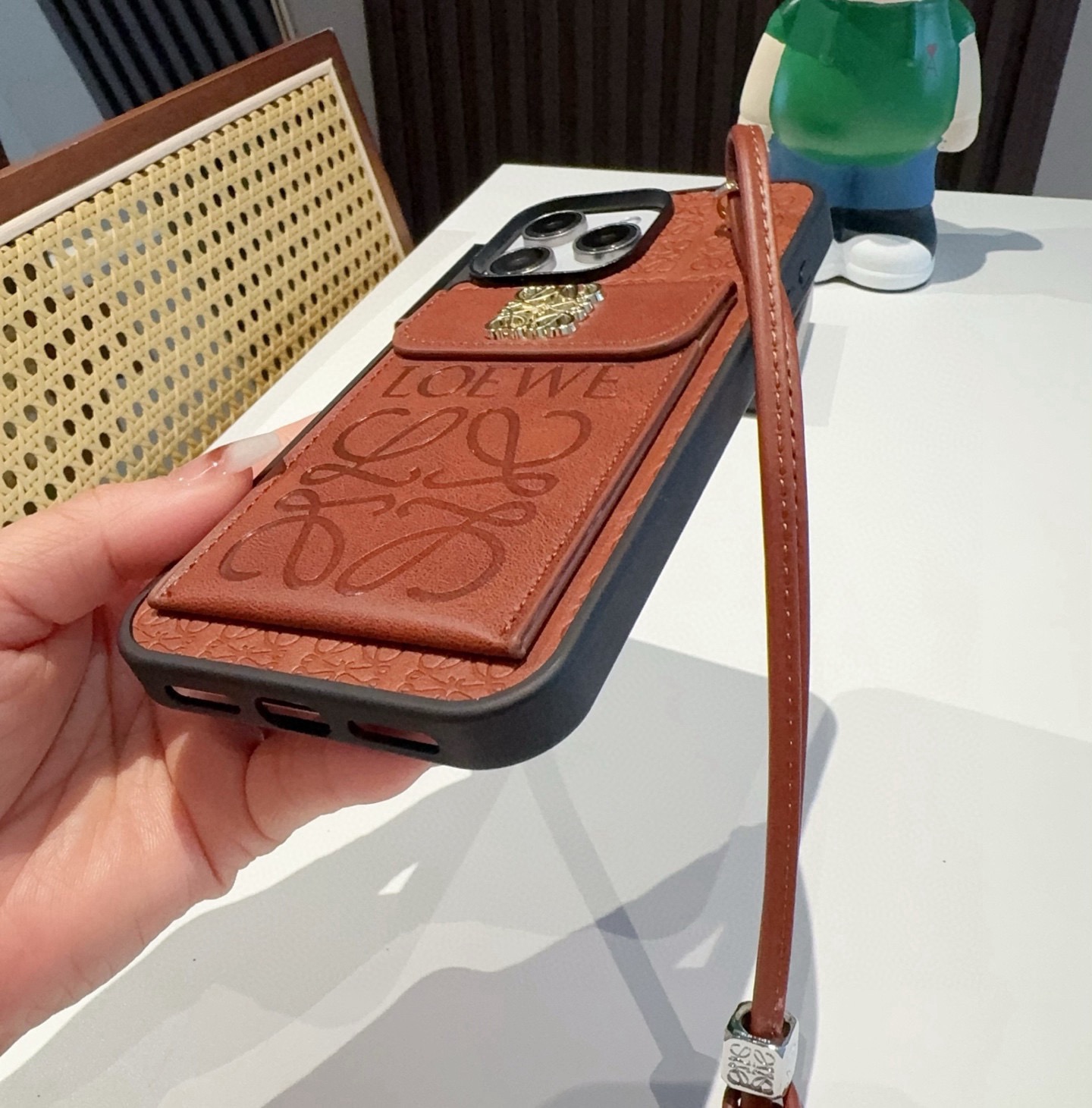 💕罗意威.Loewe翻盖插卡手机壳 短款手腕绳  插卡手机壳型号：为了不出现报错型号，请打开本机查看手机