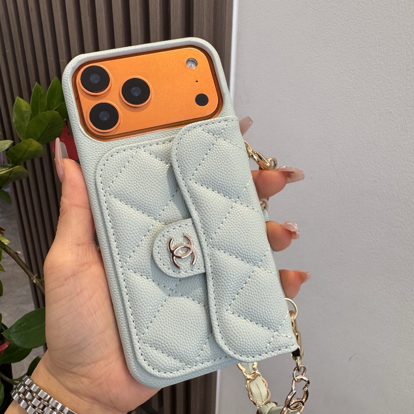 💃CHANEL💠香奈儿火爆时尚圈的手机壳专柜同款双C链条⛓️手腕带，鱼子酱皮菱格车线翻盖插卡，时尚潮流必