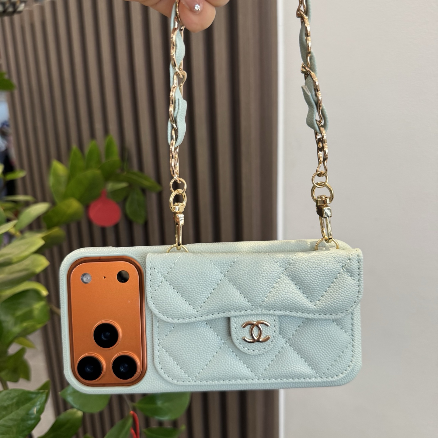 💃CHANEL💠香奈儿火爆时尚圈的手机壳专柜同款双C链条⛓️手腕带，鱼子酱皮菱格车线翻盖插卡，时尚潮流必